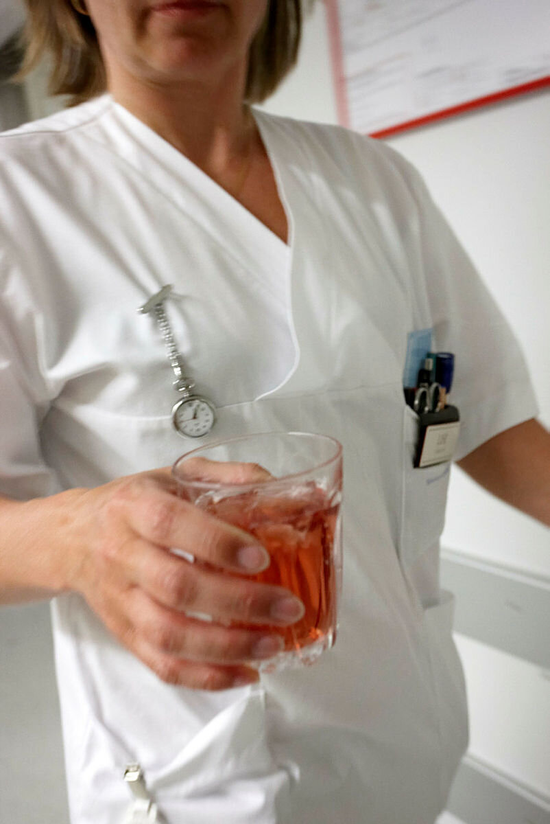 Sykepleier med glass saft
