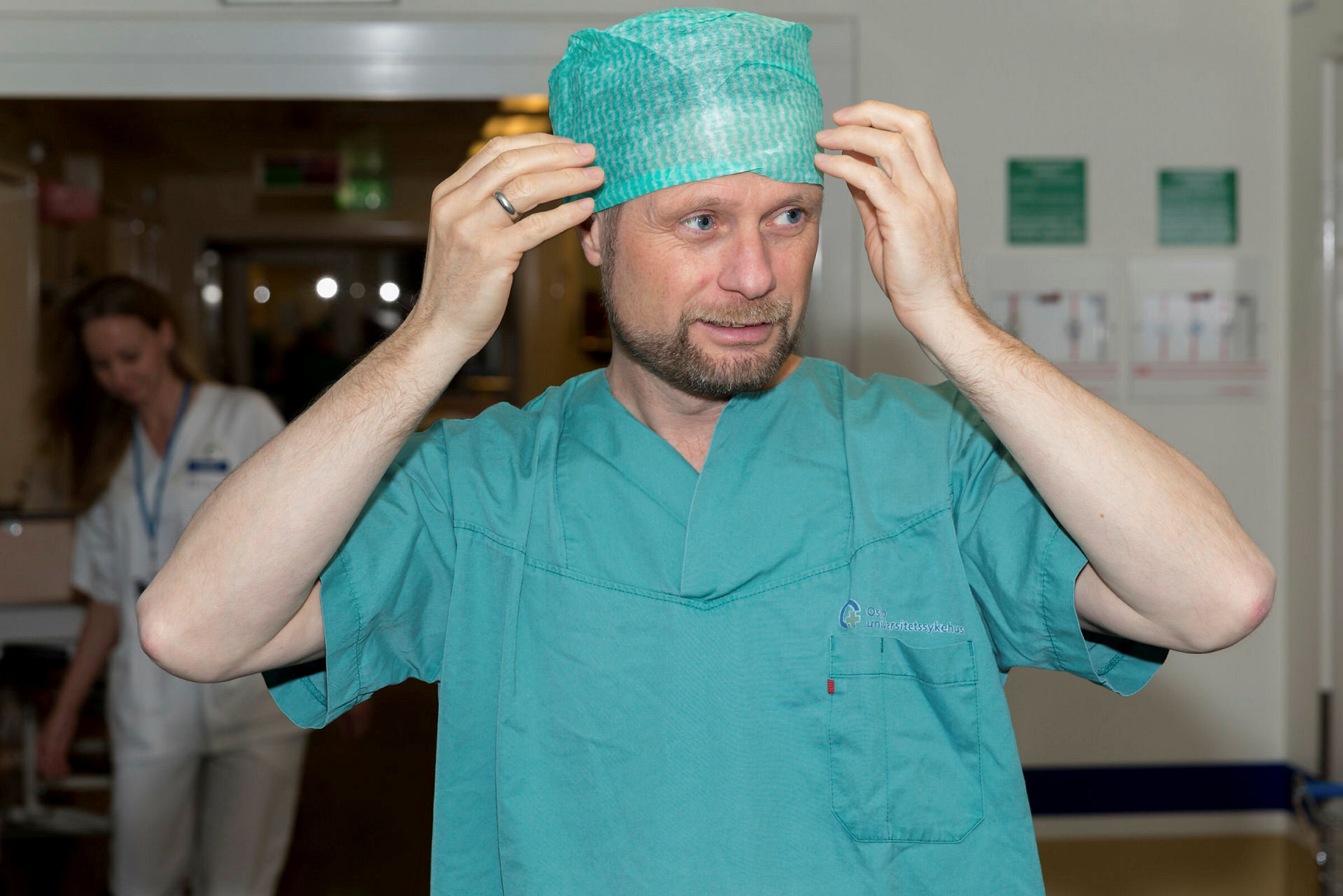 Bildet viser Bent Høie som besøker Intervensjonssenteret ved Rikshospitalet.