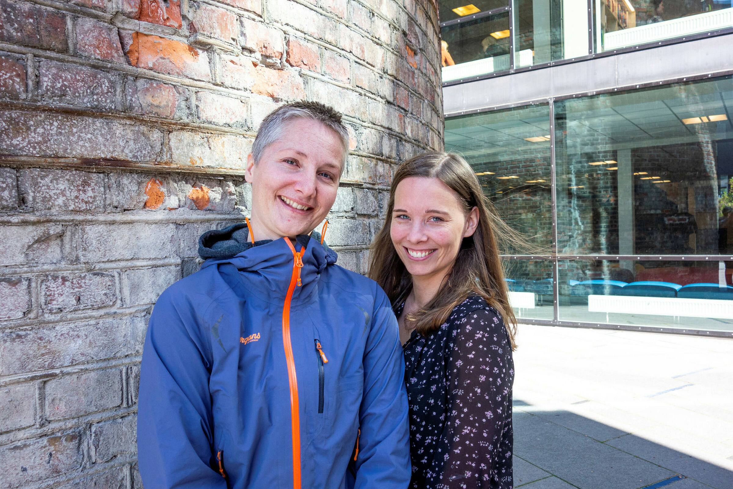 Sykepleierne Heidi Solum Hermansen og Ingri Tollefsen Seip ved akuttmottaket ved Drammen sykehus