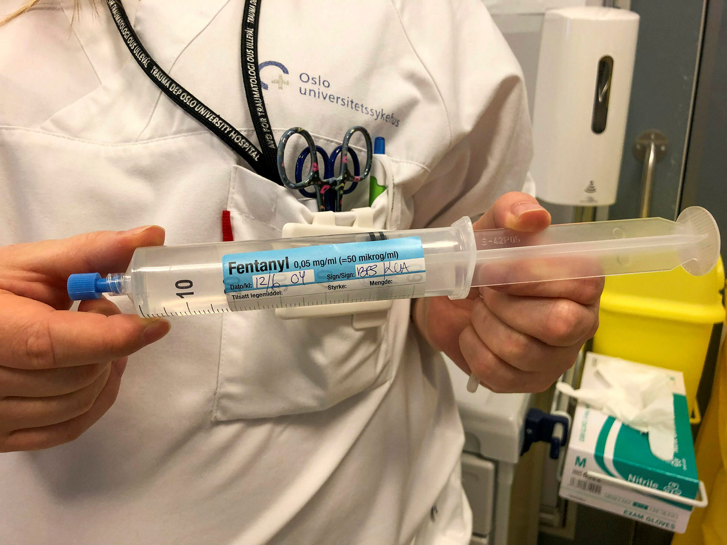 Bildet viser en hånd som holder en sprøyte med fentanyl.