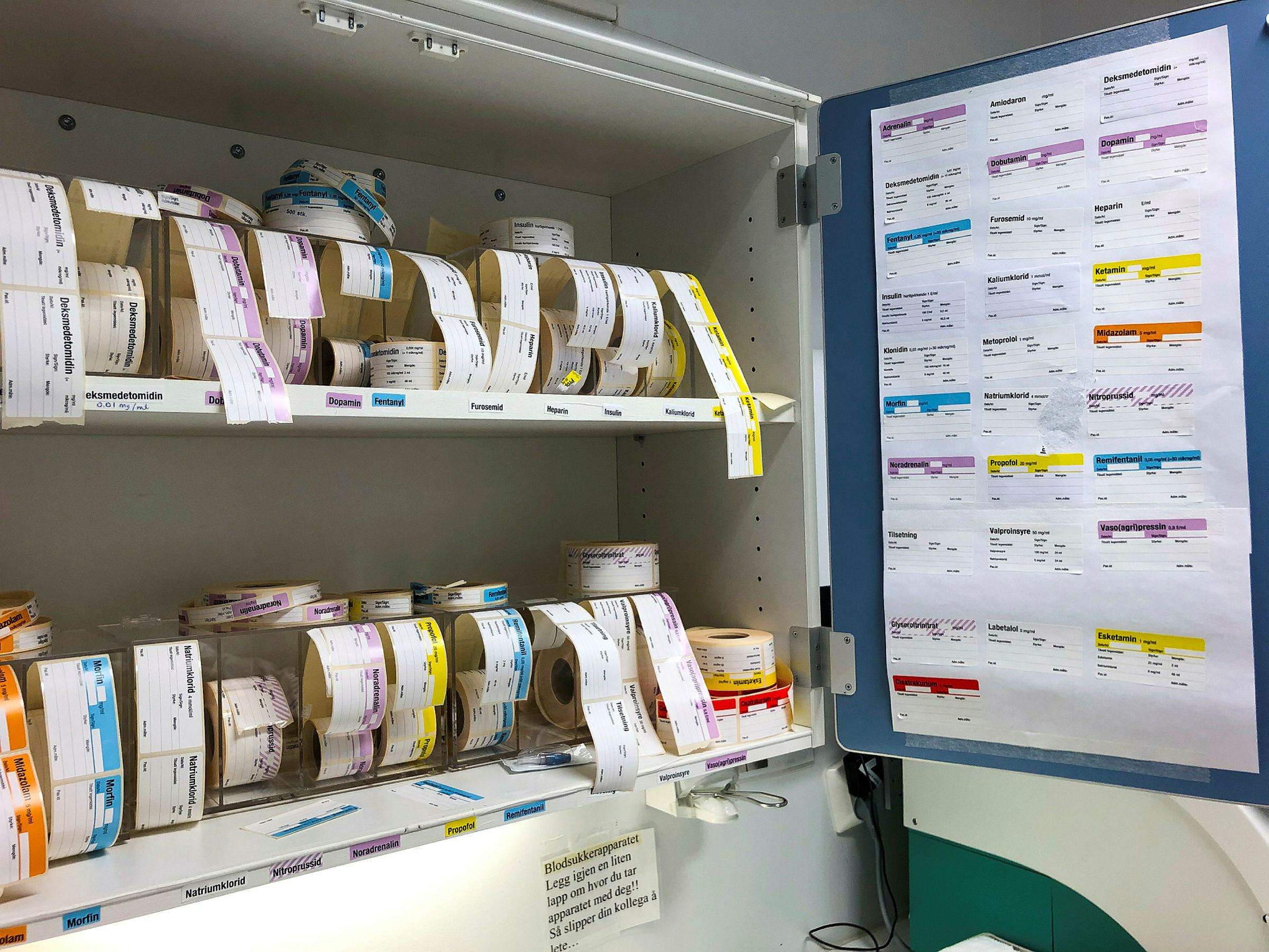 Bildet viser et skap med ferdig trykte merkelapper til å sette på utblandete medisiner.