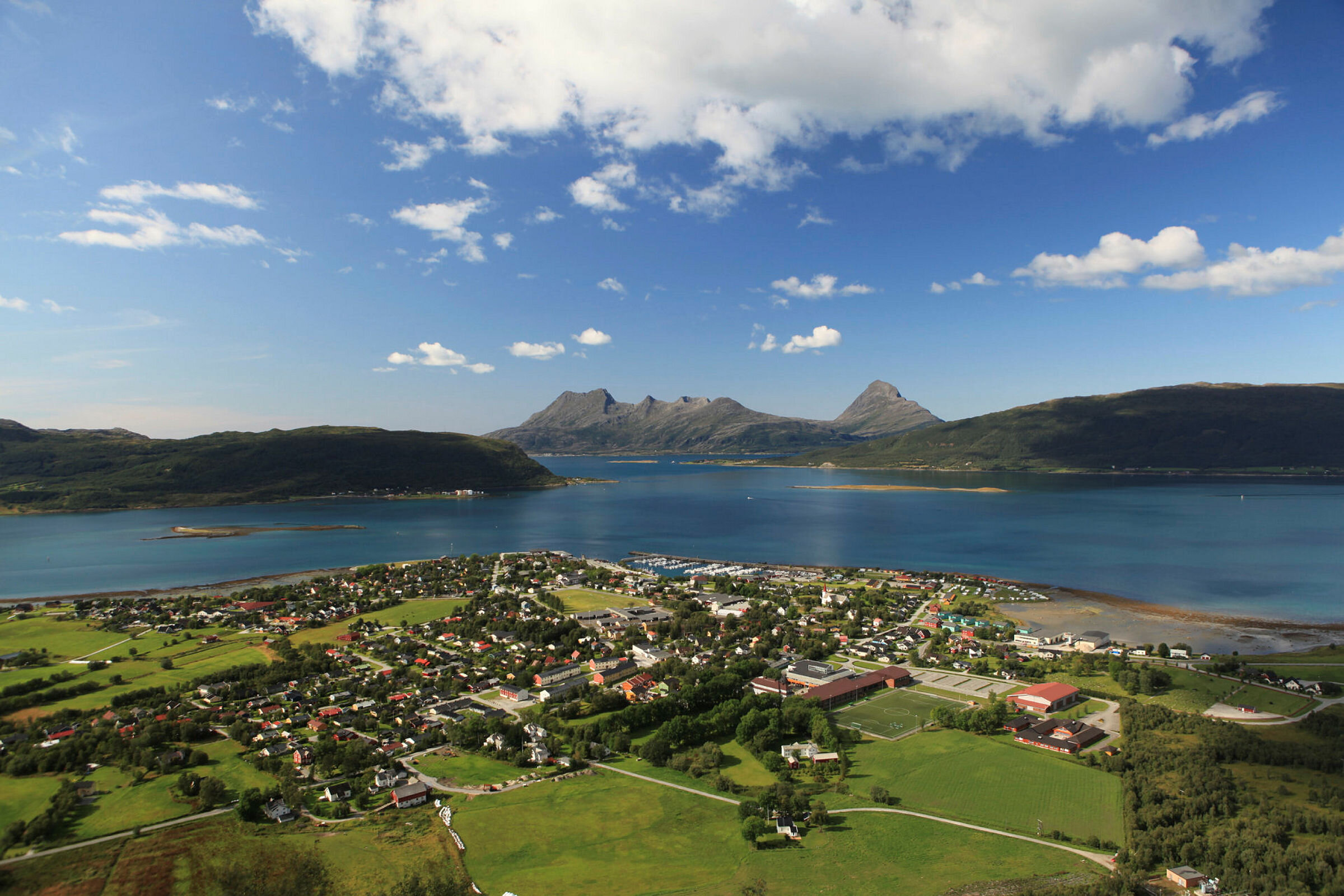 Bildet er et flyfoto av Nesna kommune om sommeren.