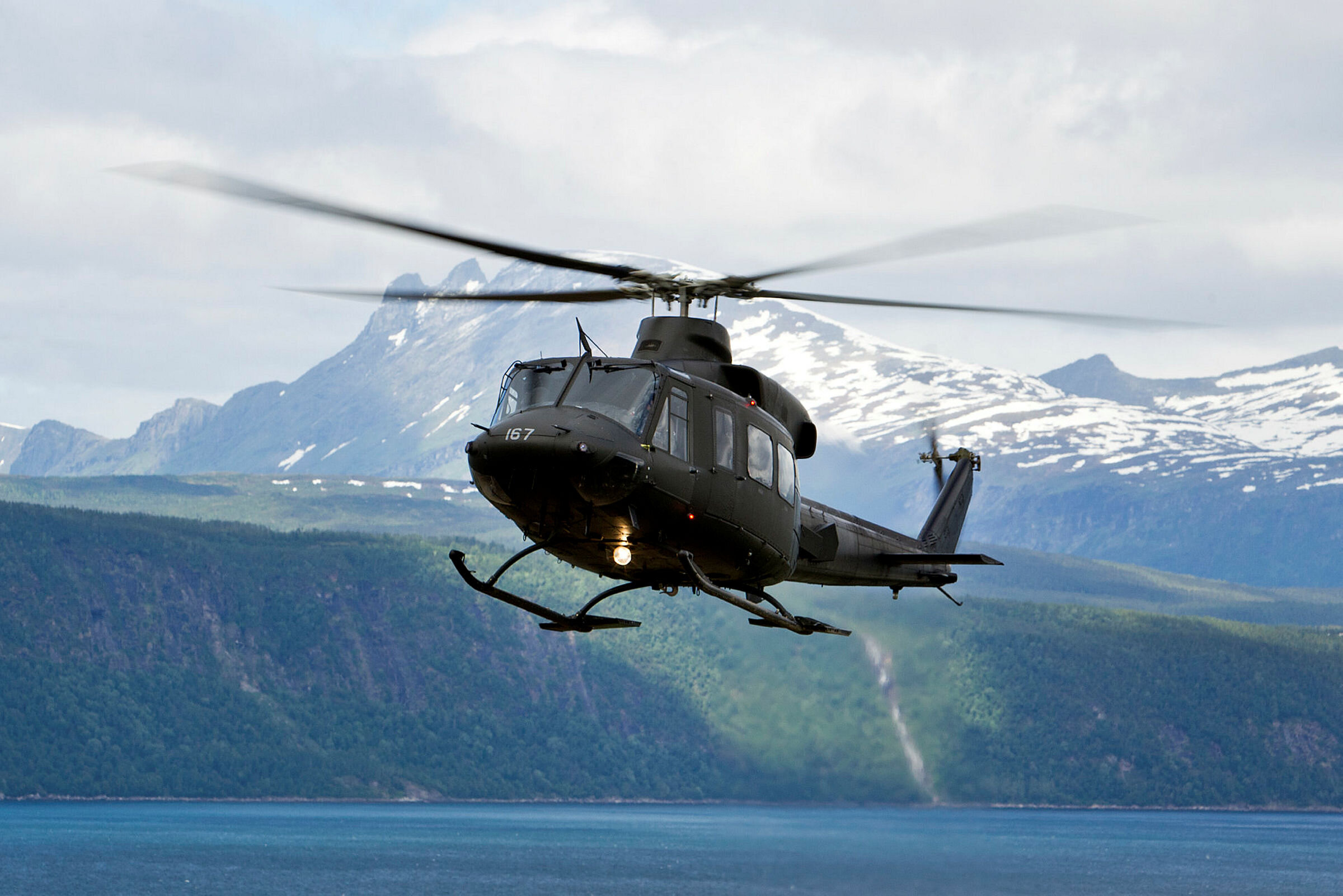 Bildet viser et av Forsvarets Bell-helikoptre