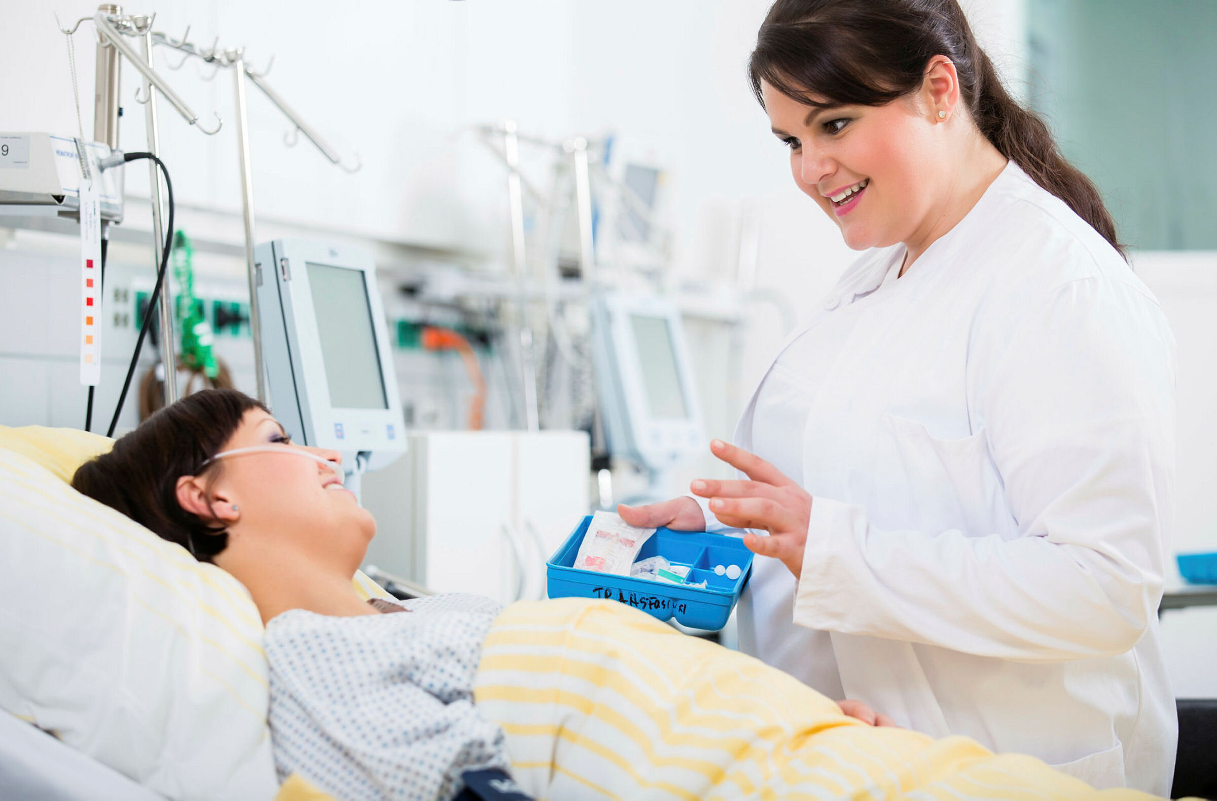 Bildet viser pasient og lege på sykehus