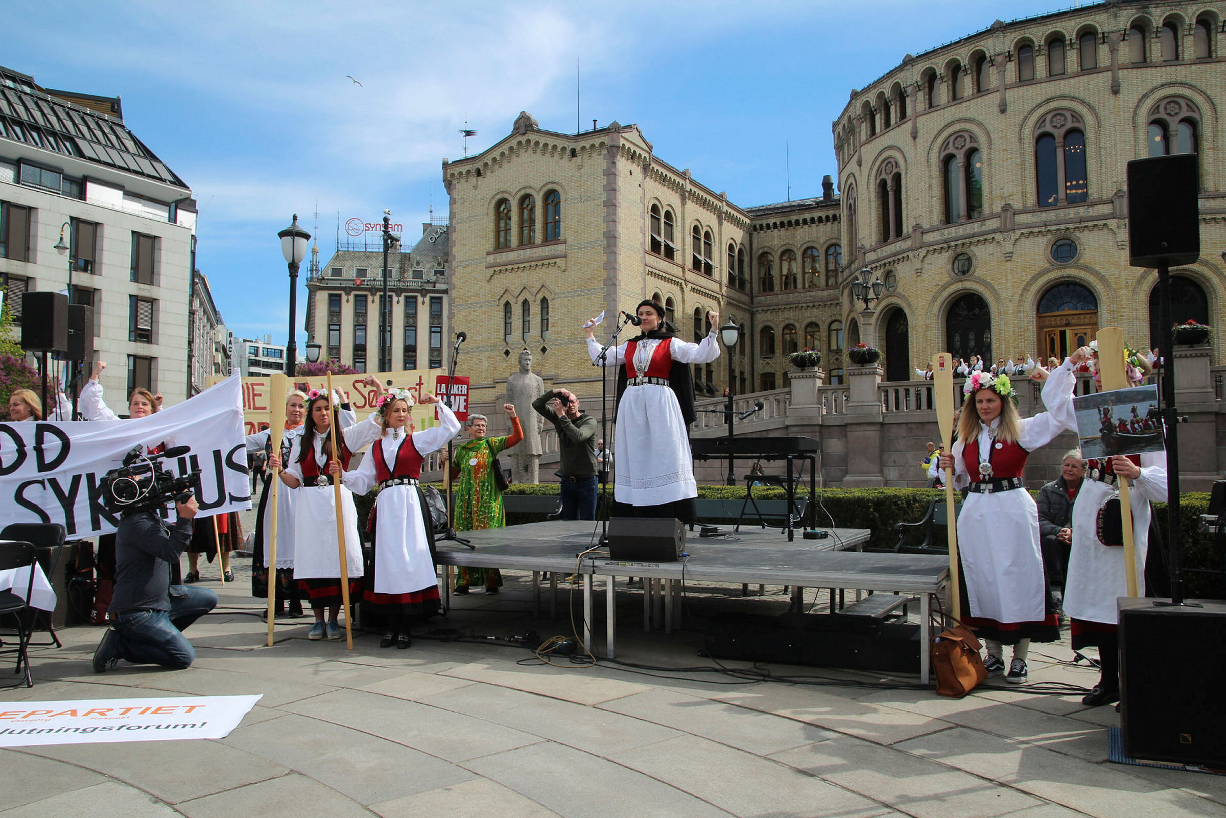 Anja Solvik utenfor stortinget.