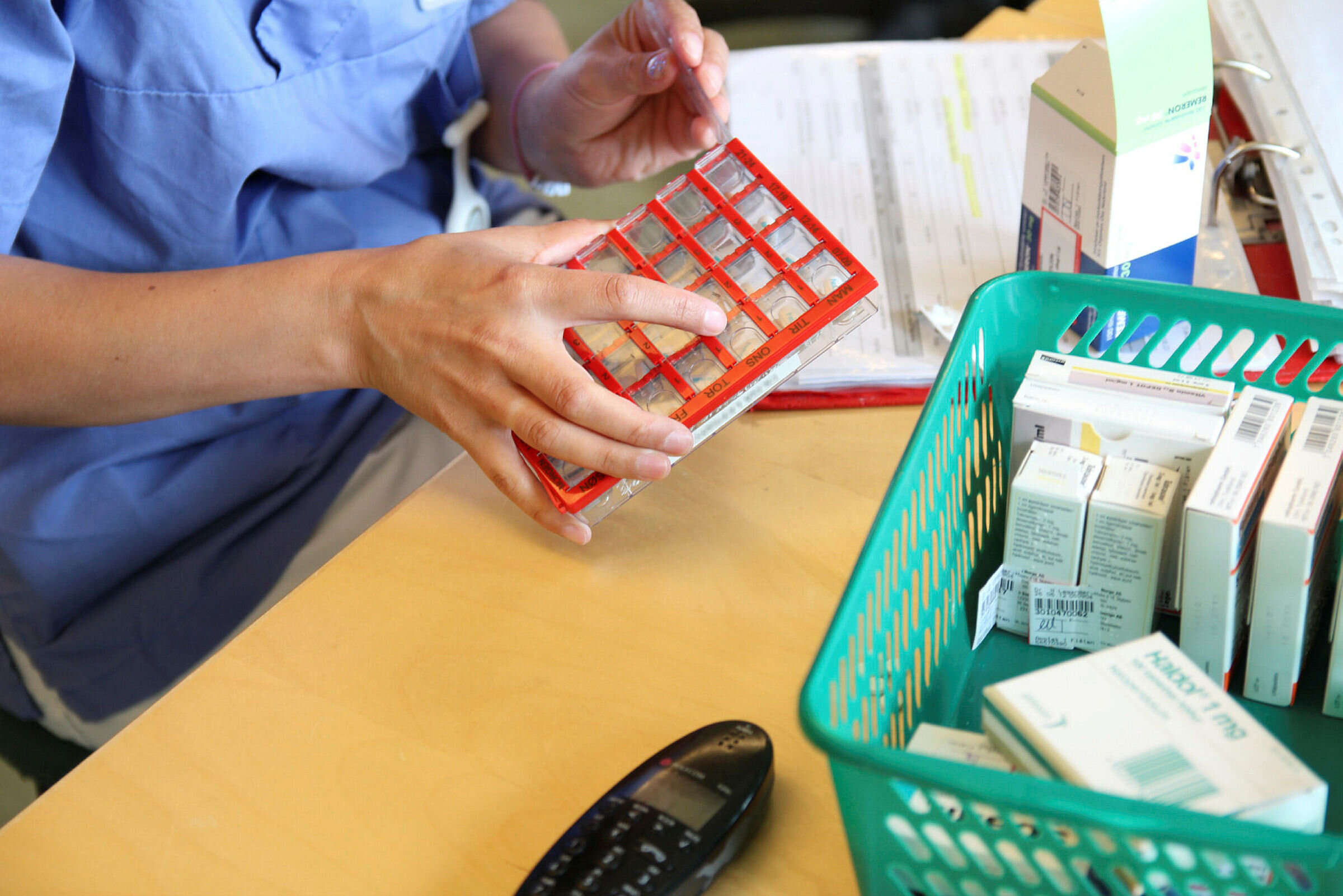 Bildet viser sykepleier som legger opp legemidler ved Os sykehjem 2013