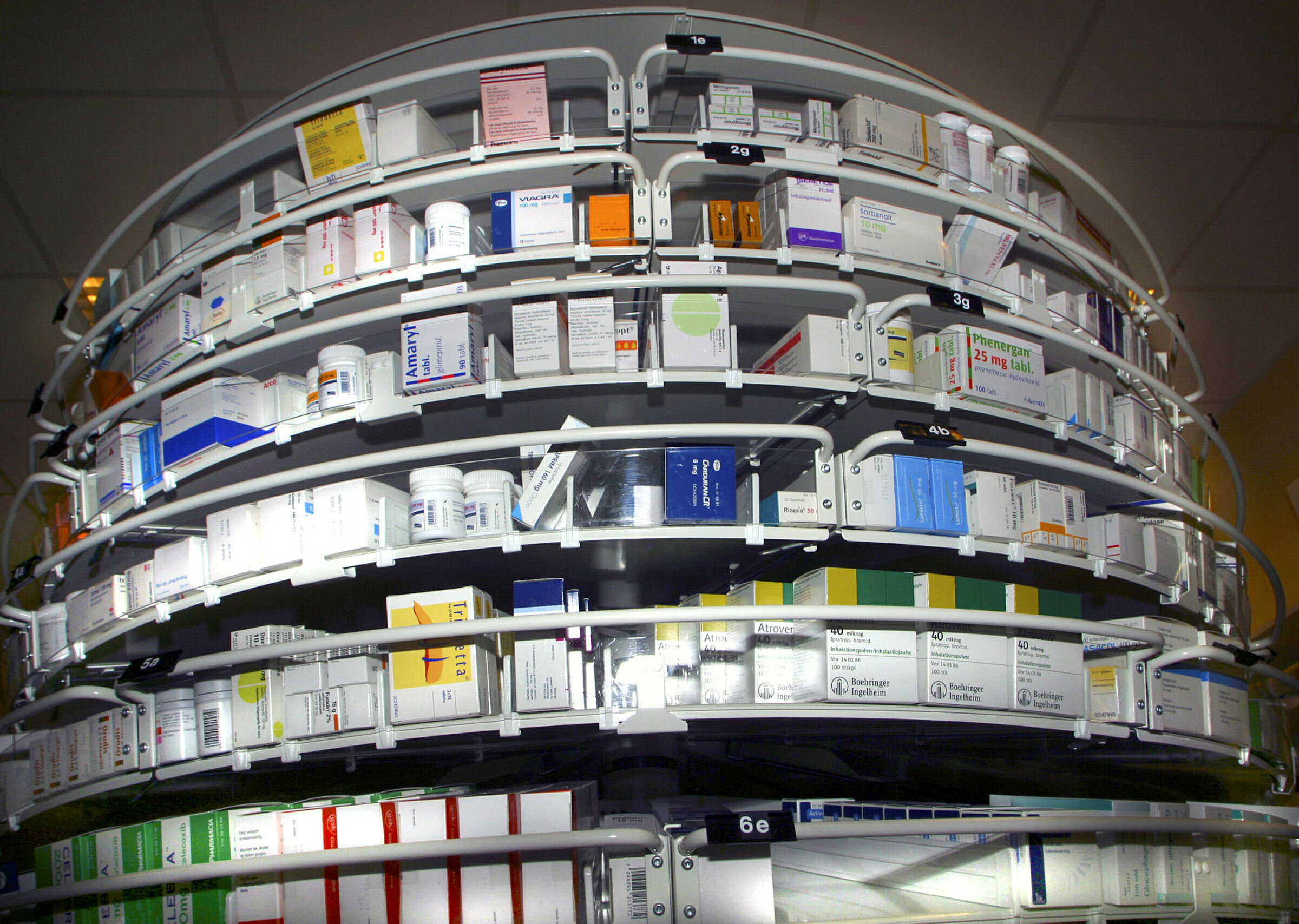 Medisinhylle på apotek