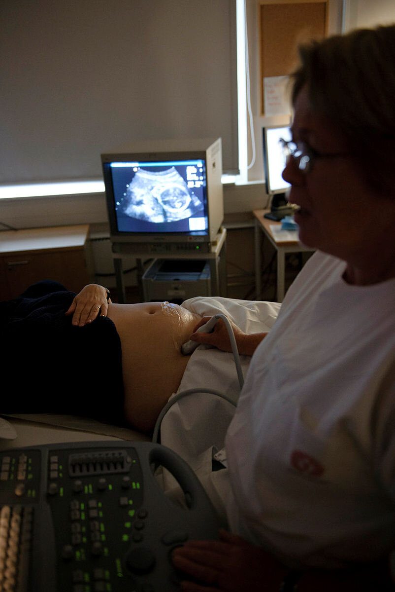 Tara Anthun på ultralydundersøkelse hos jordmor Ellen Cecilie Egeland på Ullevål universitetssykehus. 