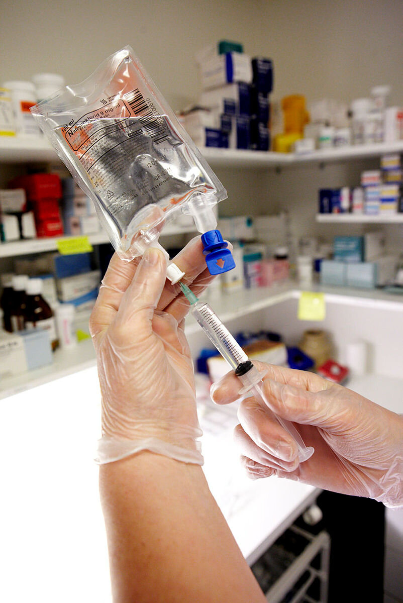 Spesialsykepleier i geriatri Bjørg Myhre forbereder intravenøs behandling.