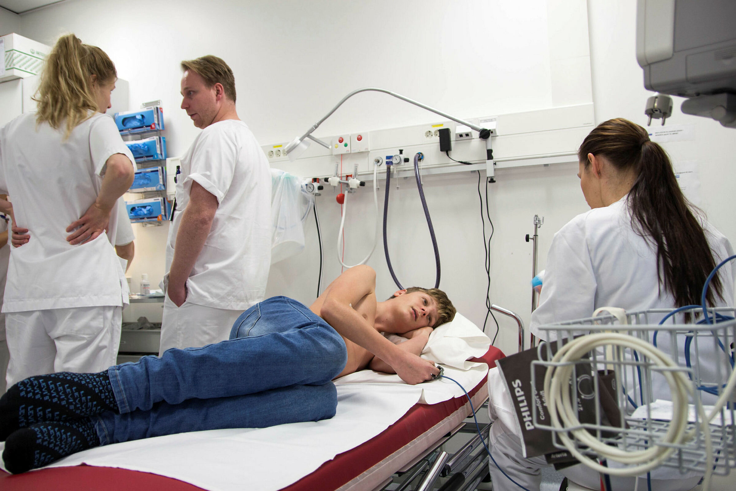 Bildet viser forberedelser til spinalpunksjon under lystgass.