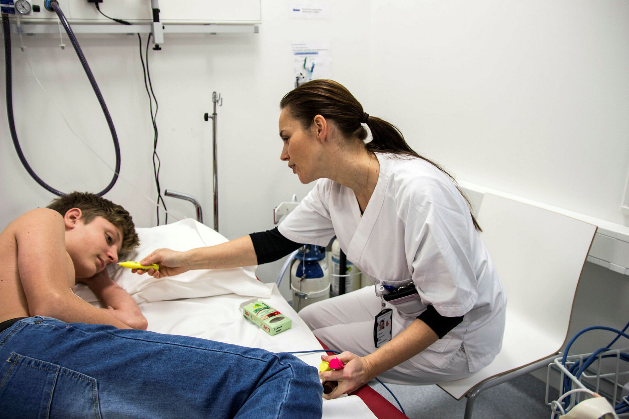 Bildet viser forberedelser til bruk av lystgass.