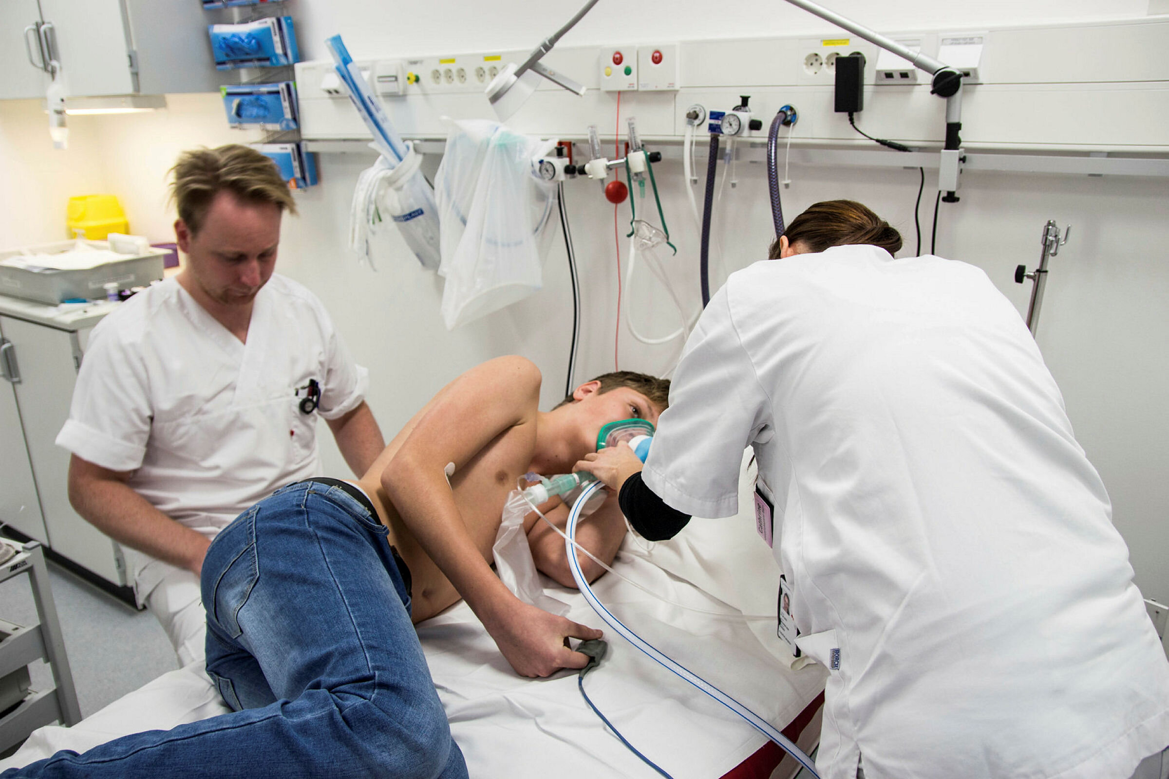 Bildet viser forberedelser til spinalpunksjon under lystgass.