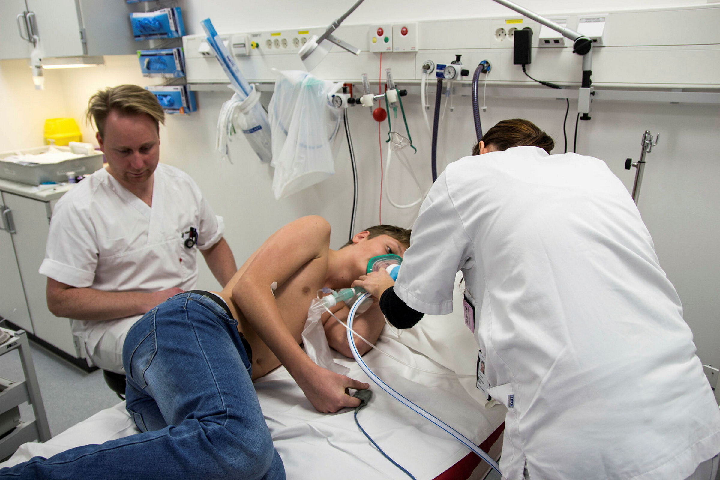 Bildet viser forberedelser til spinalpunksjon under lystgass.