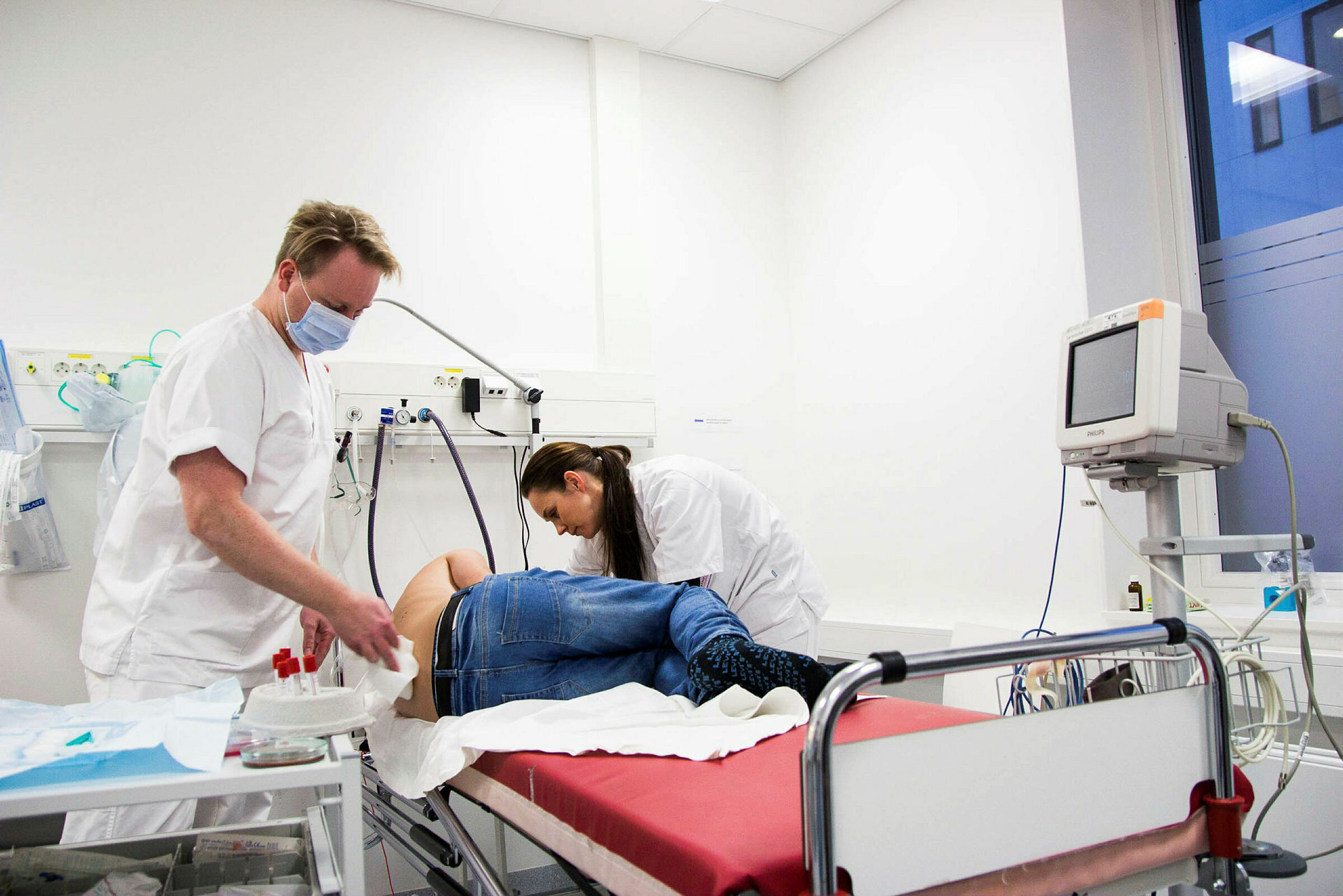 Bildet viser forberedelser til spinalpunksjon gjort under lystgass.