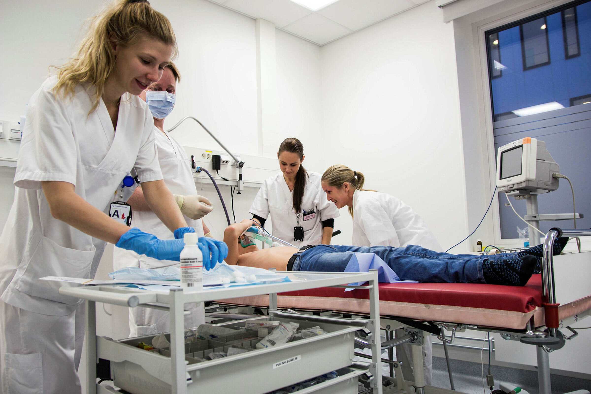 Bildet viser forberedelser til spinalpunksjon under lystgass.