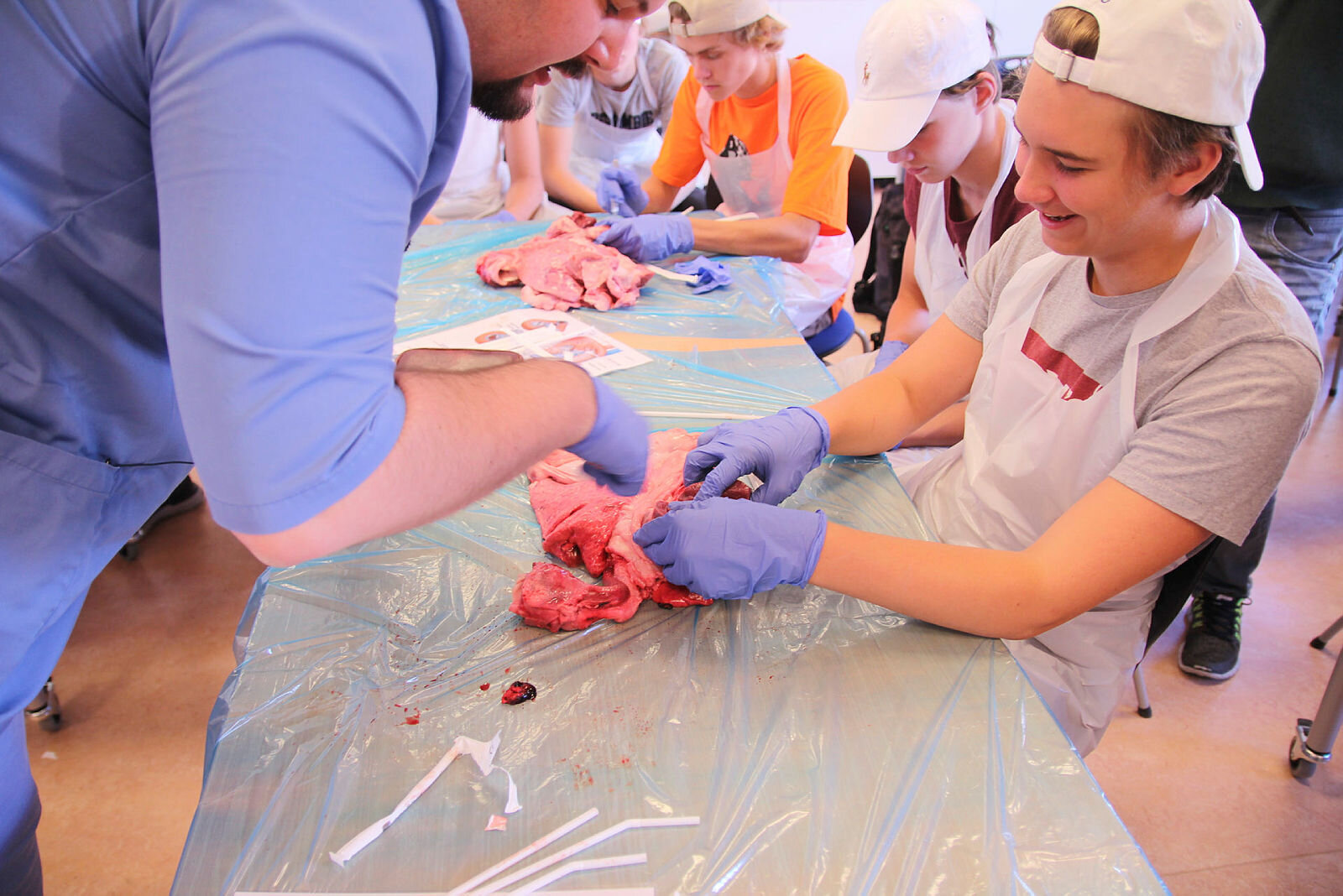 Gutter i 10. klasse besøker sykepleierutdanningen på Gjøvik for å bli kjent med sykepleieryrket.