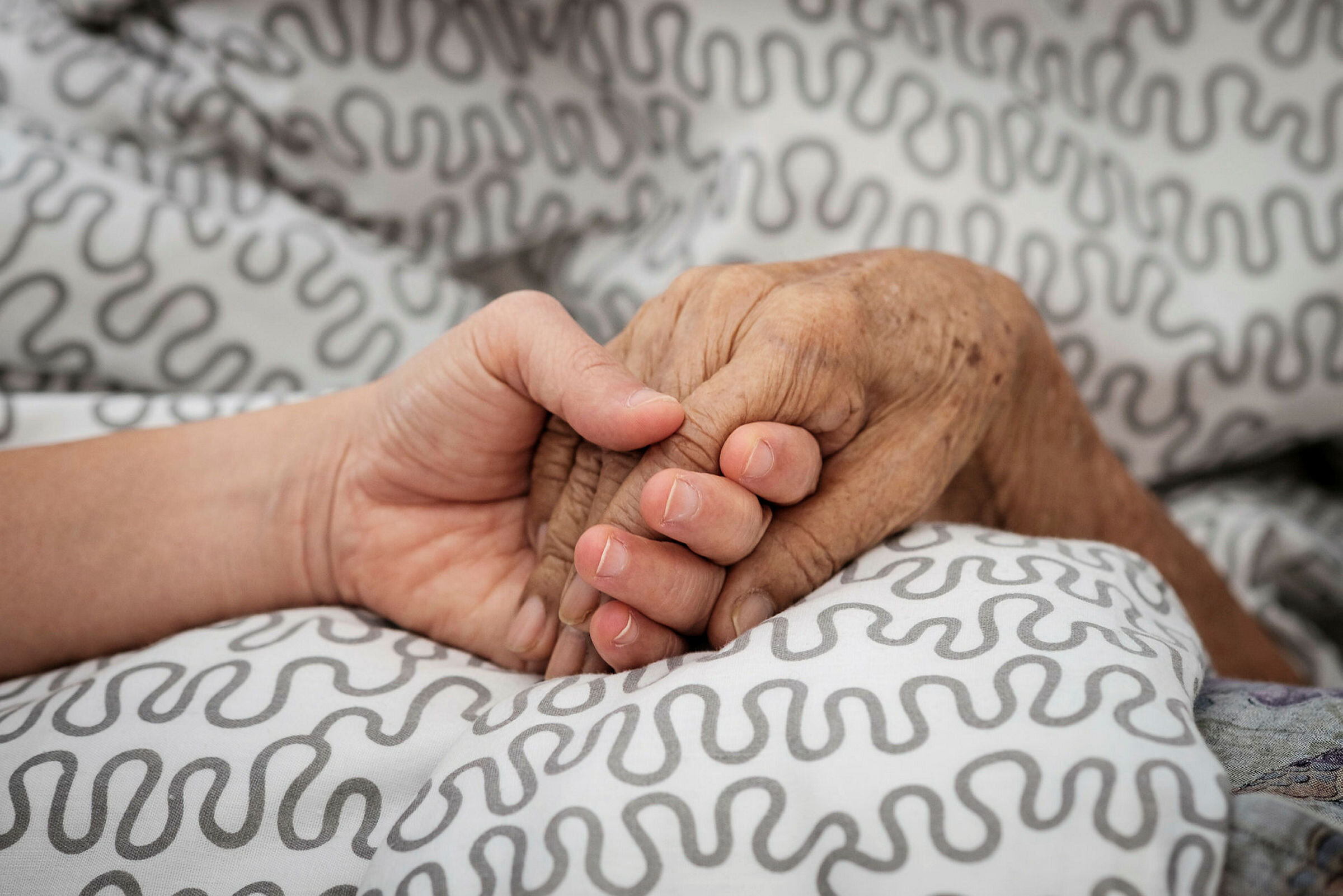 Ung hånd holder eldre