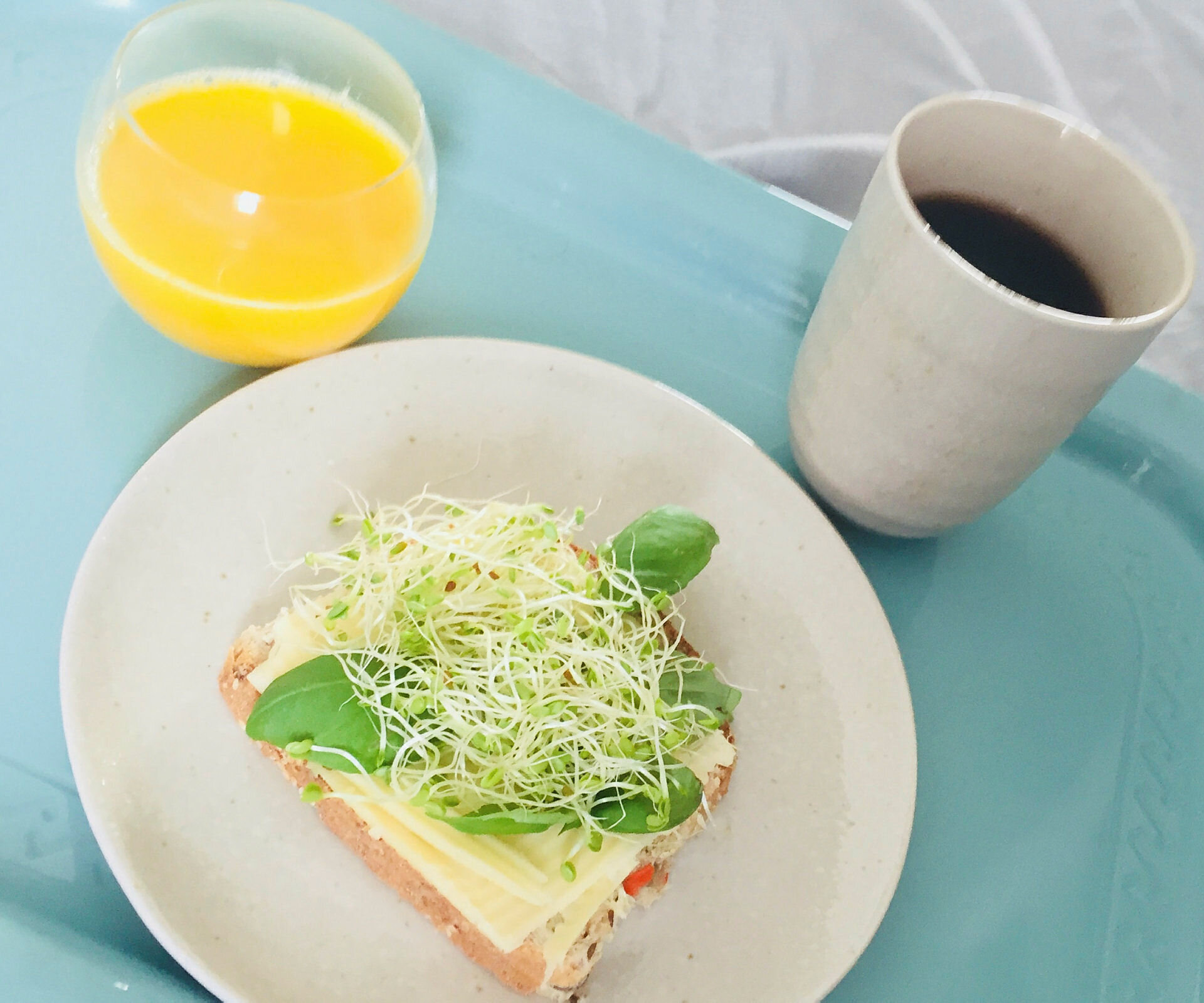 brødskive, juice og kaffe