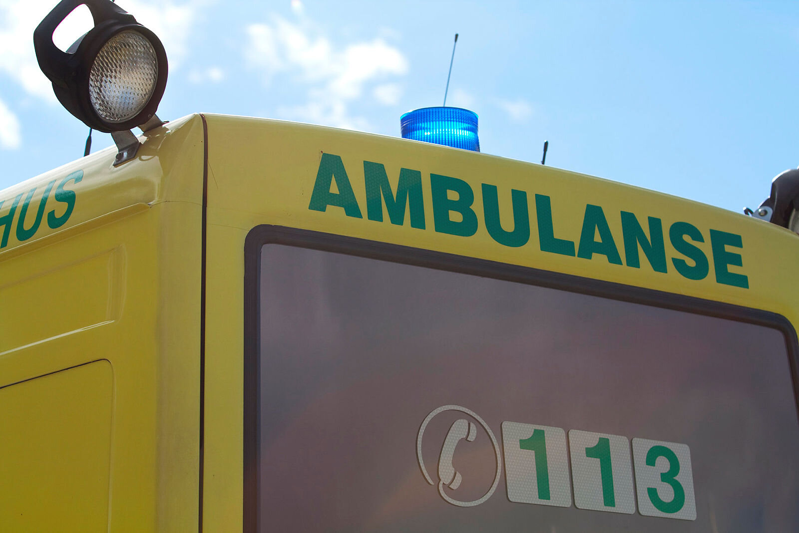 Bildet viser et ambulansekjøretøy