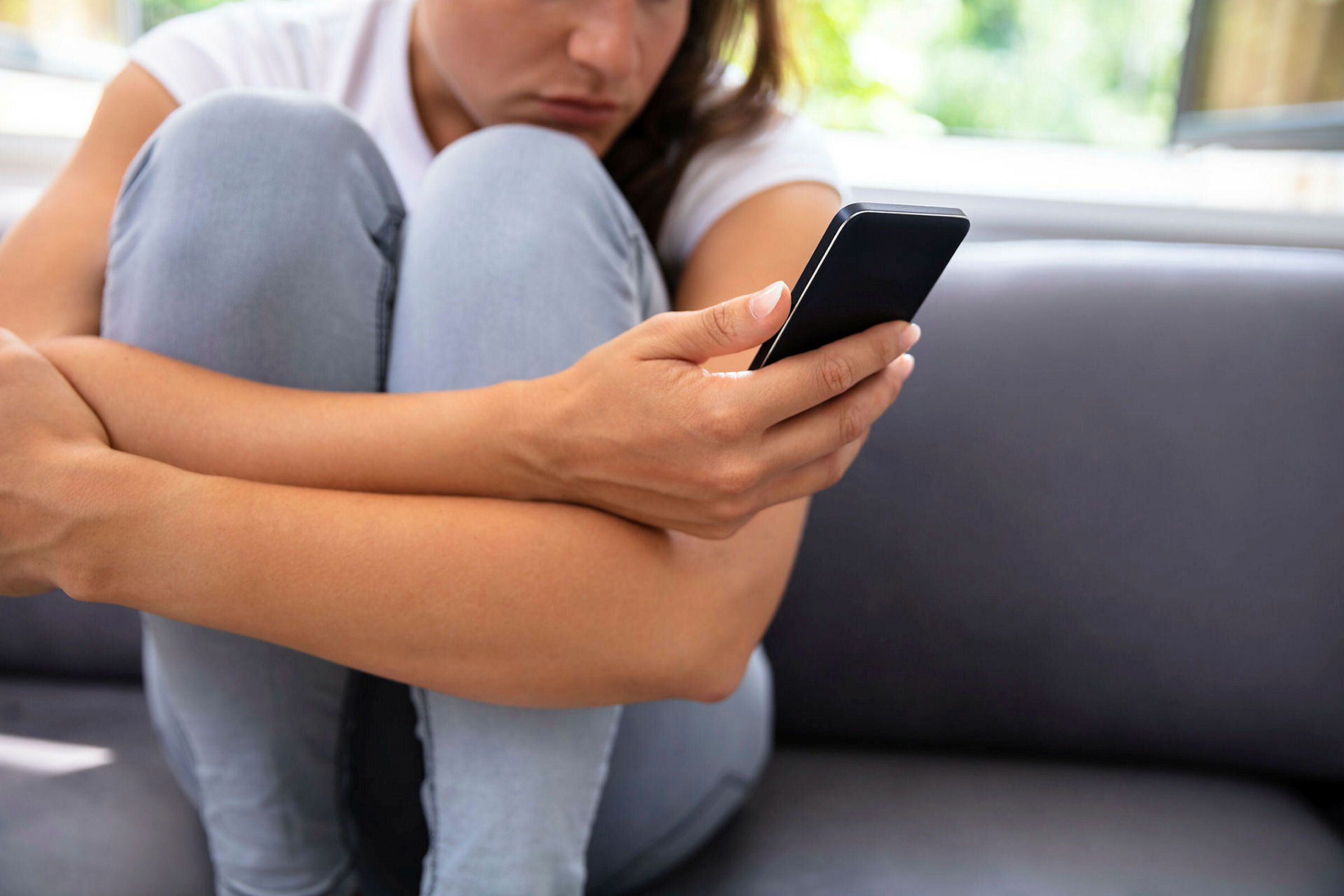 Jente med mobiltelefon