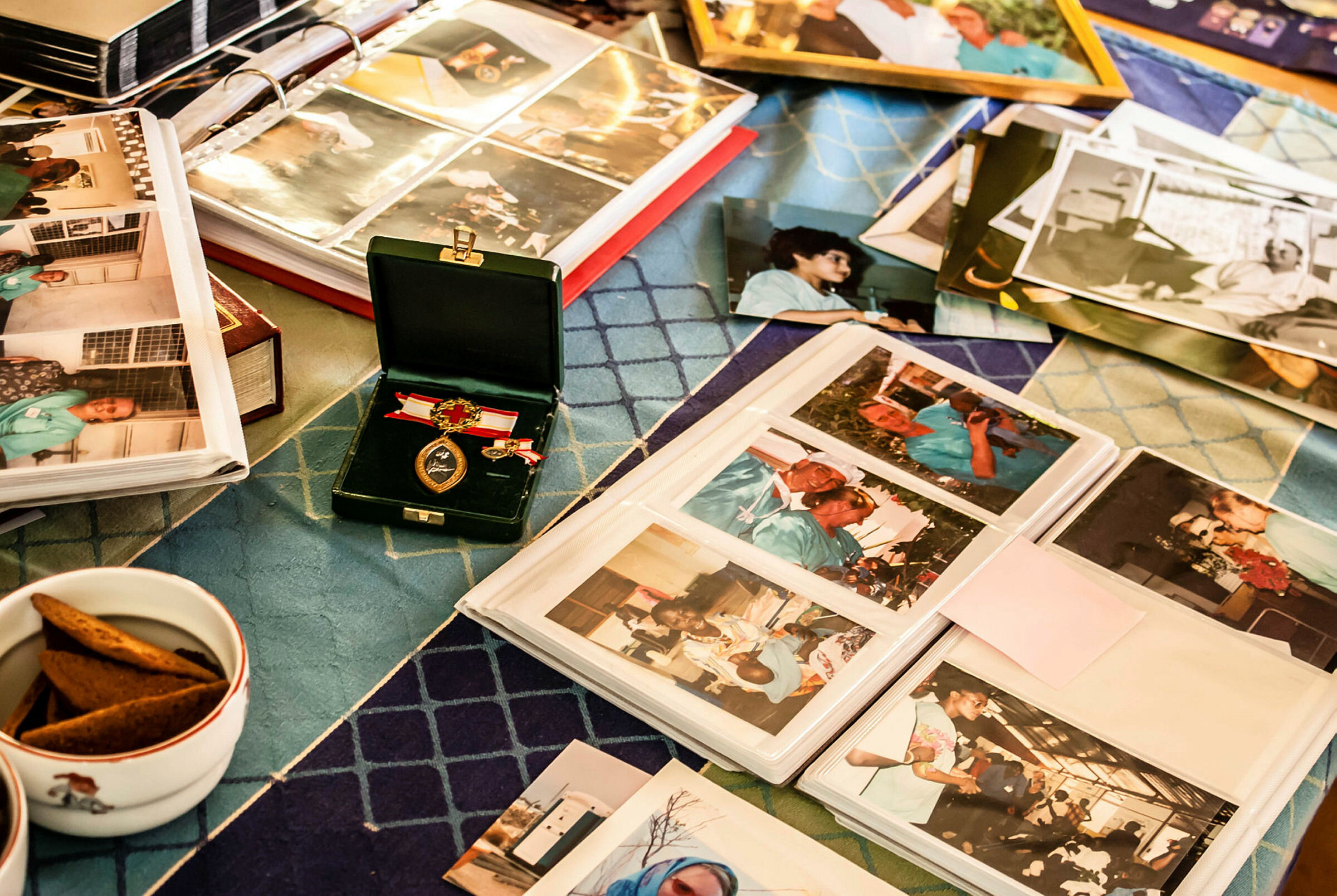 Fotoalbum og Florence Nightingale-medalien til Toril Parelius