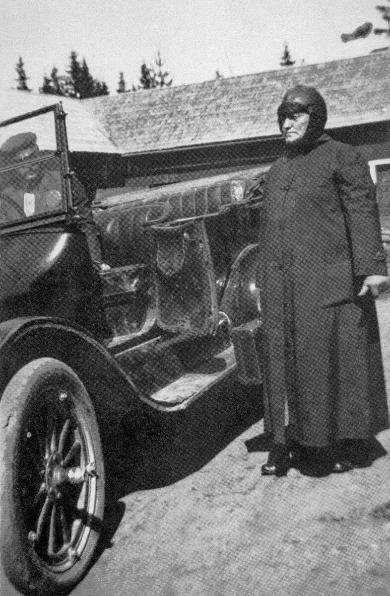 Portrett av jordmor Helga Johansen, aka. Jordmor-Matja