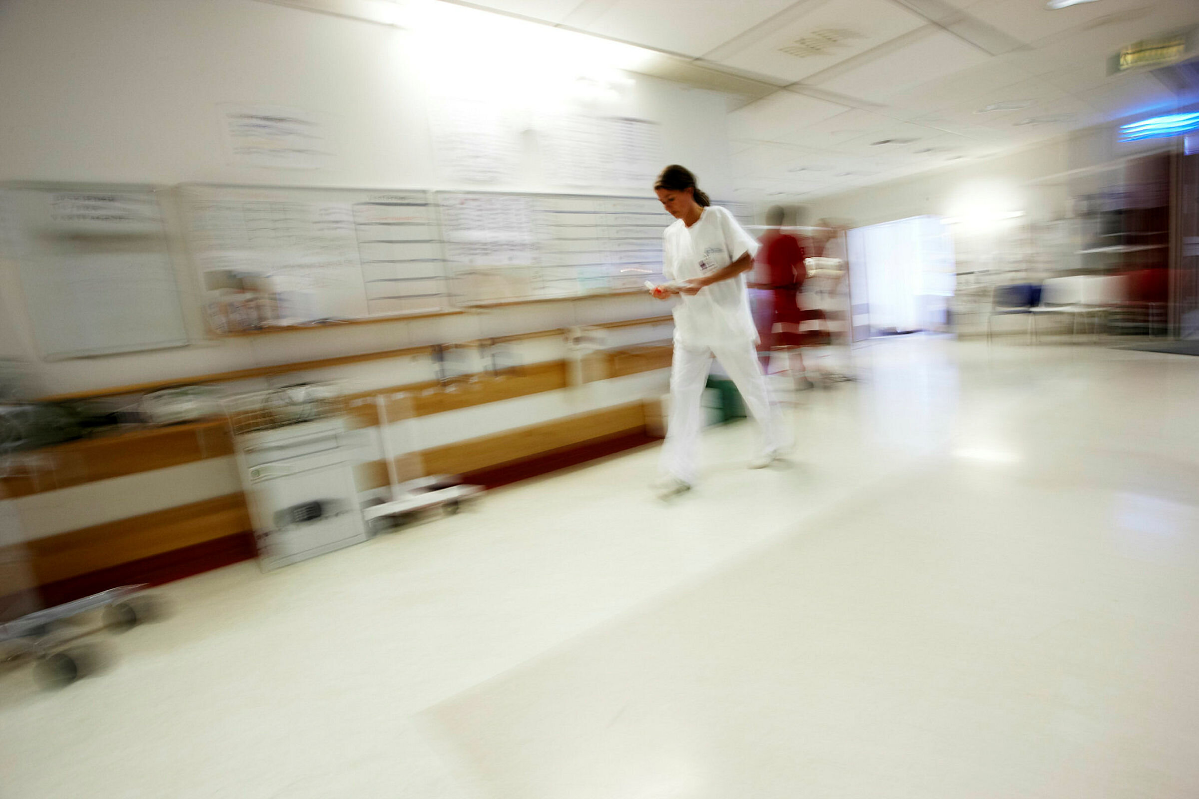 Sykepleier som løper og stresser.