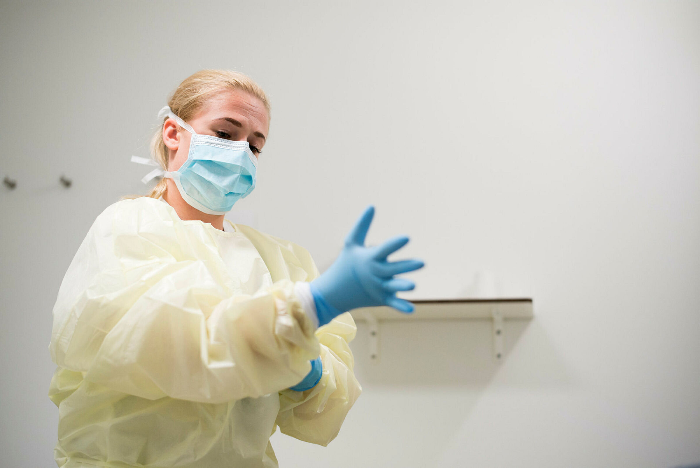Sykepleier med verneutstyr.