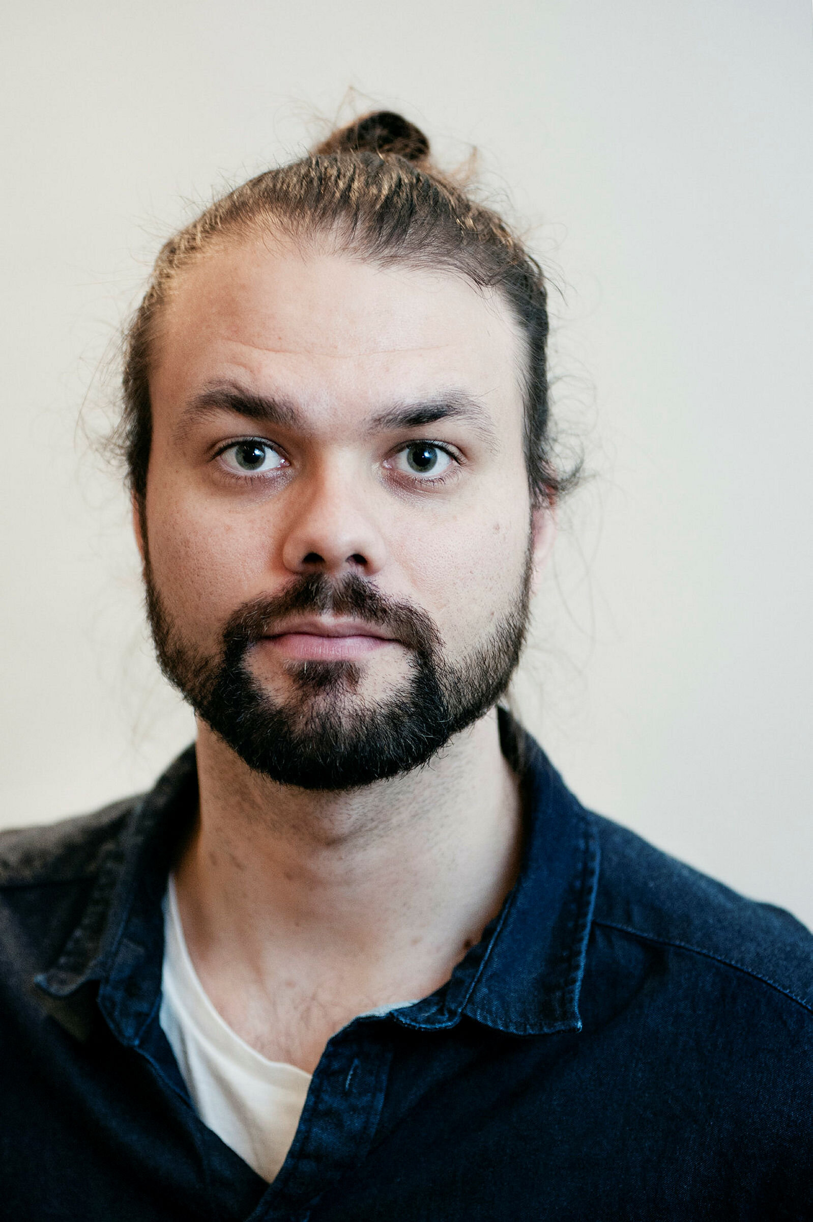 Bildet viser Lars Berrum, som er sykepleier og komiker.