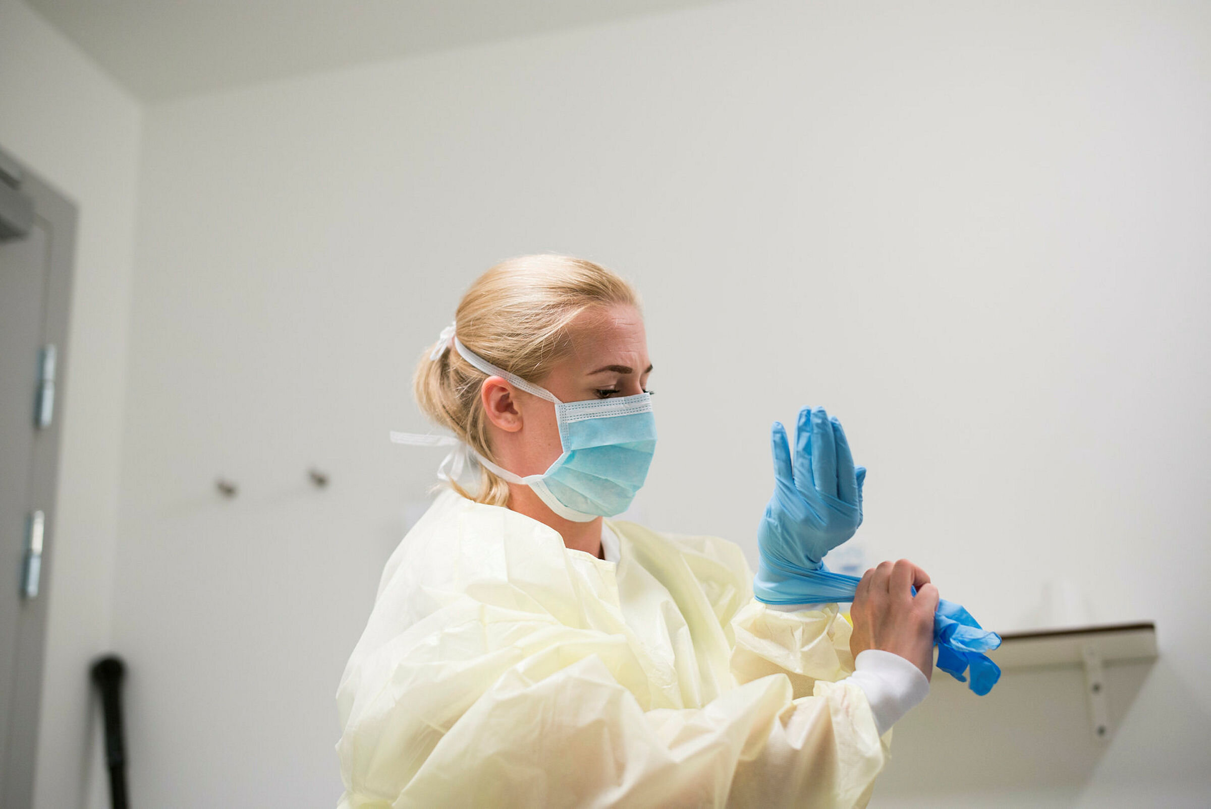 Sykepleier med verneutstyr.