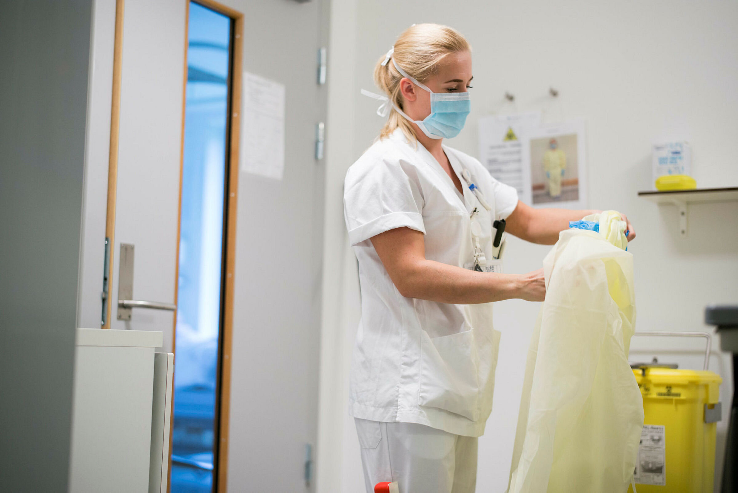 Sykepleier med verneutstyr.