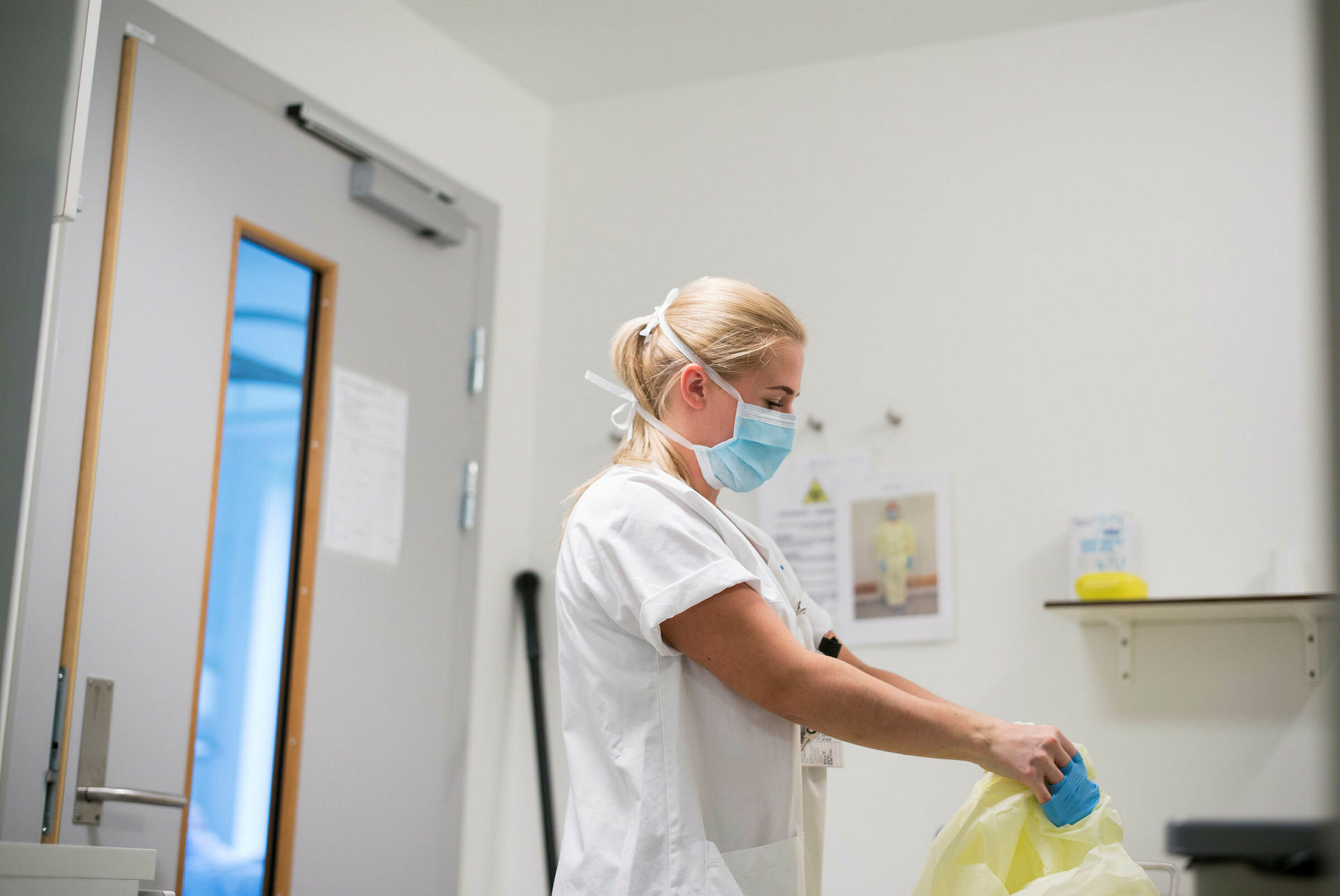 Sykepleier med verneutstyr.