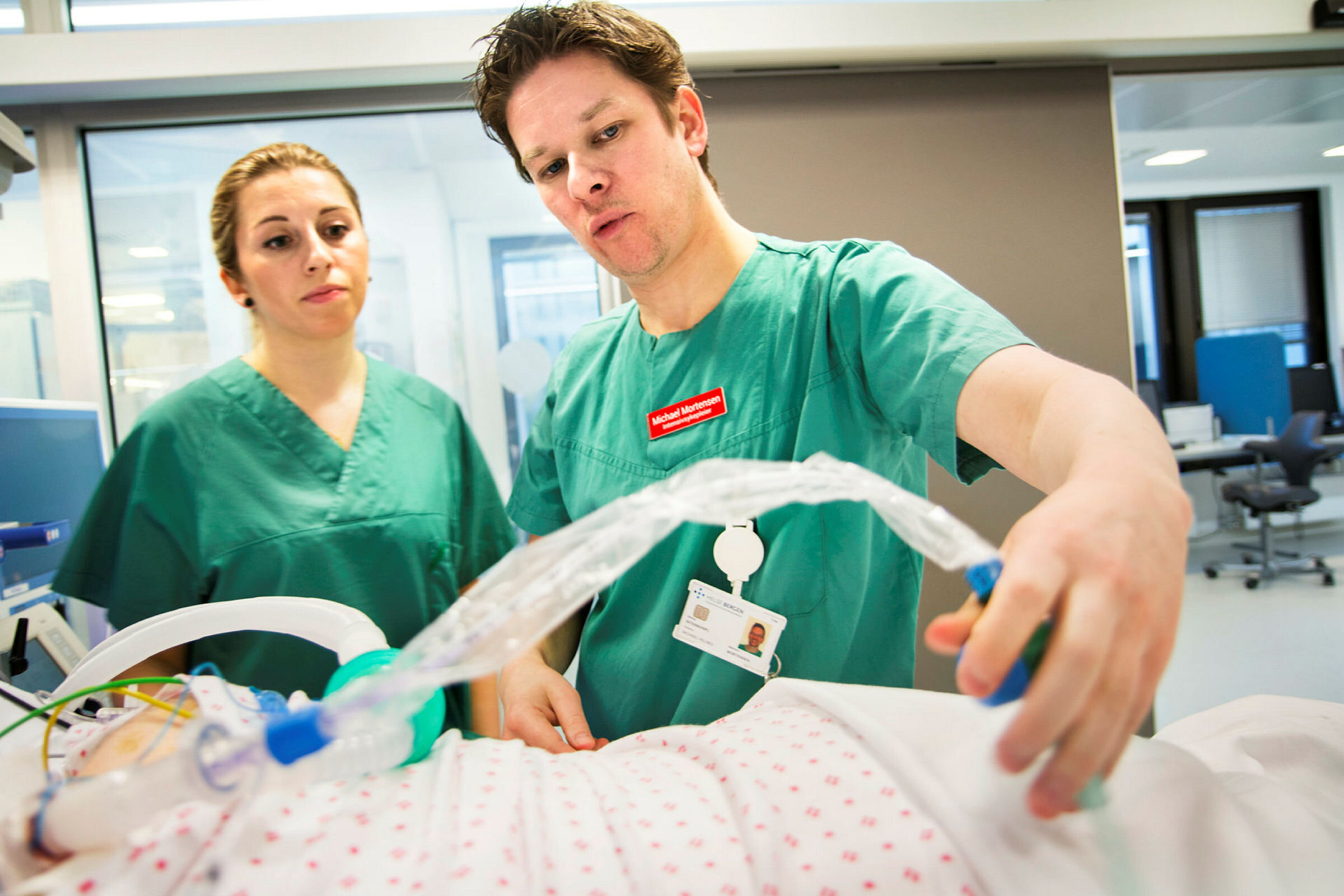 Intensivsykepleier Michael Mortensen veileder Veslava Petrovskaja på Haukeland universitetssykehus.