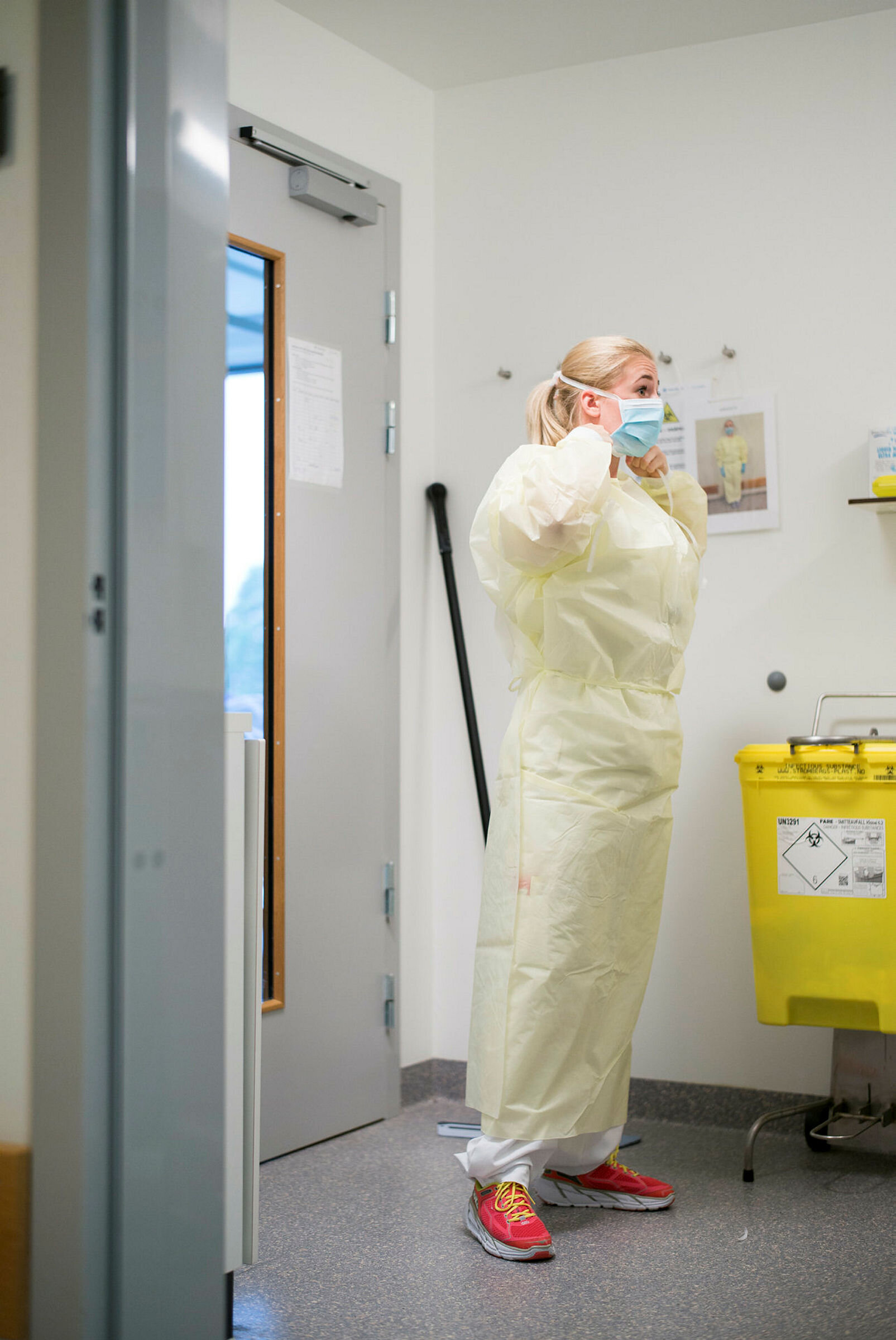 Sykepleier med verneutstyr.