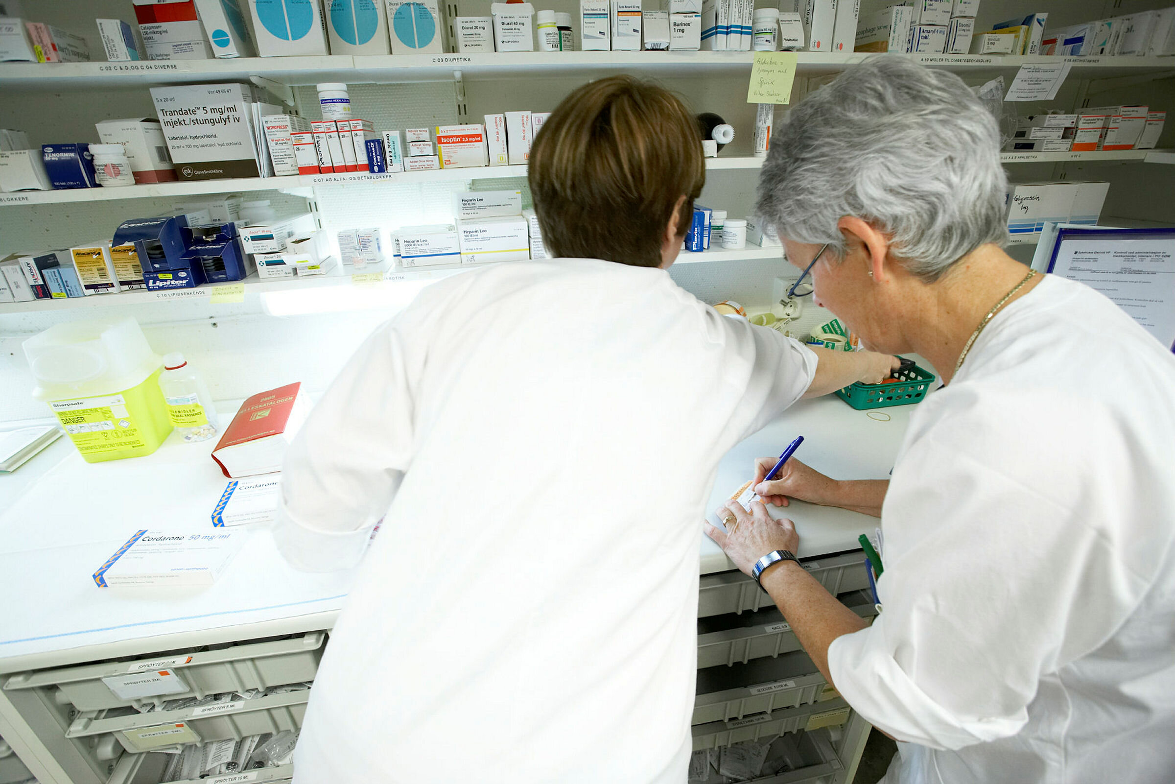 Sykepleier Anne Nilsen (til høyre)  og Rita Monroe forbereder medisiner  på Moss sykehus.