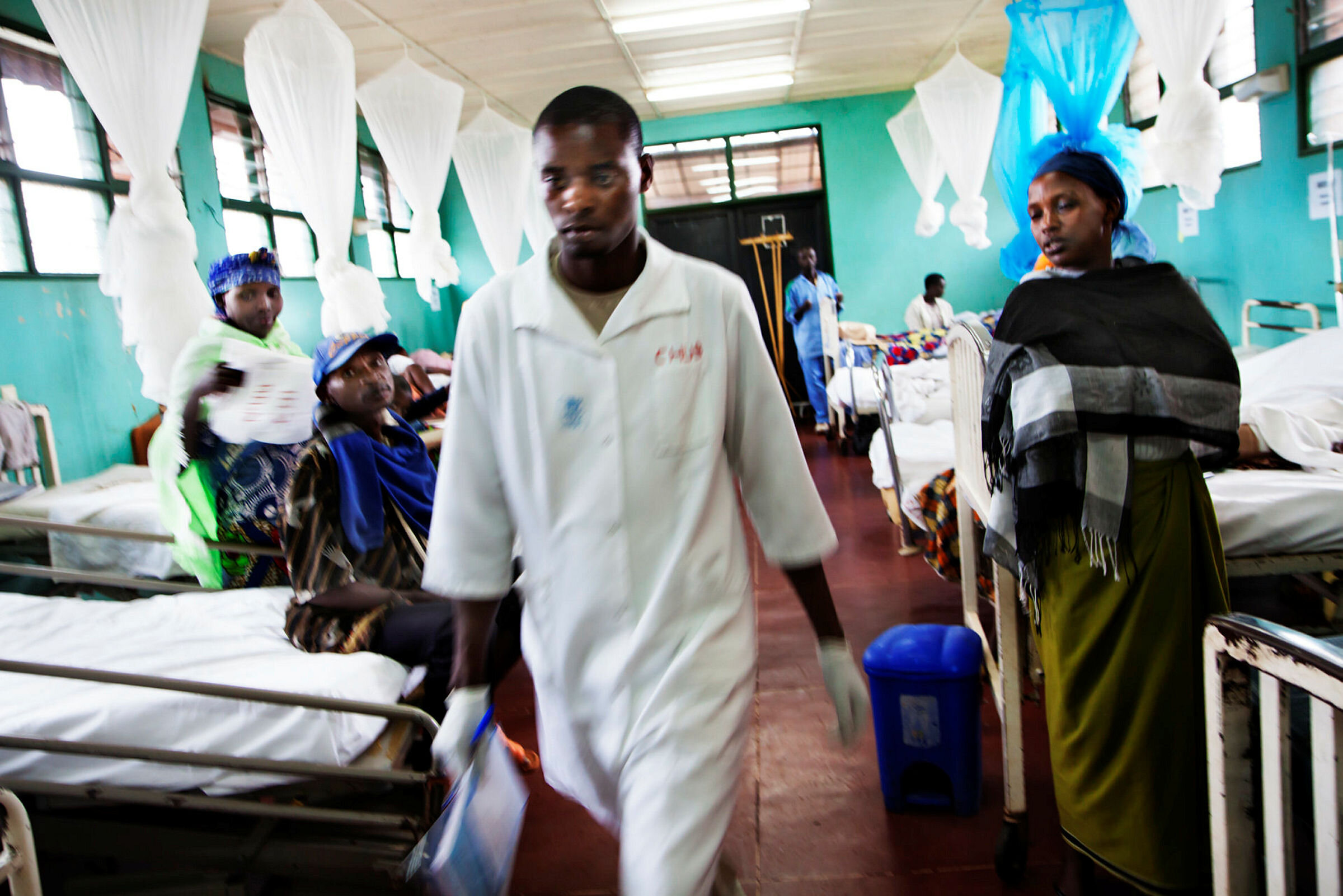 Fra Rwanda. Universitetssykehuset i Butane. Mannen i hvitt er sykepleier. 