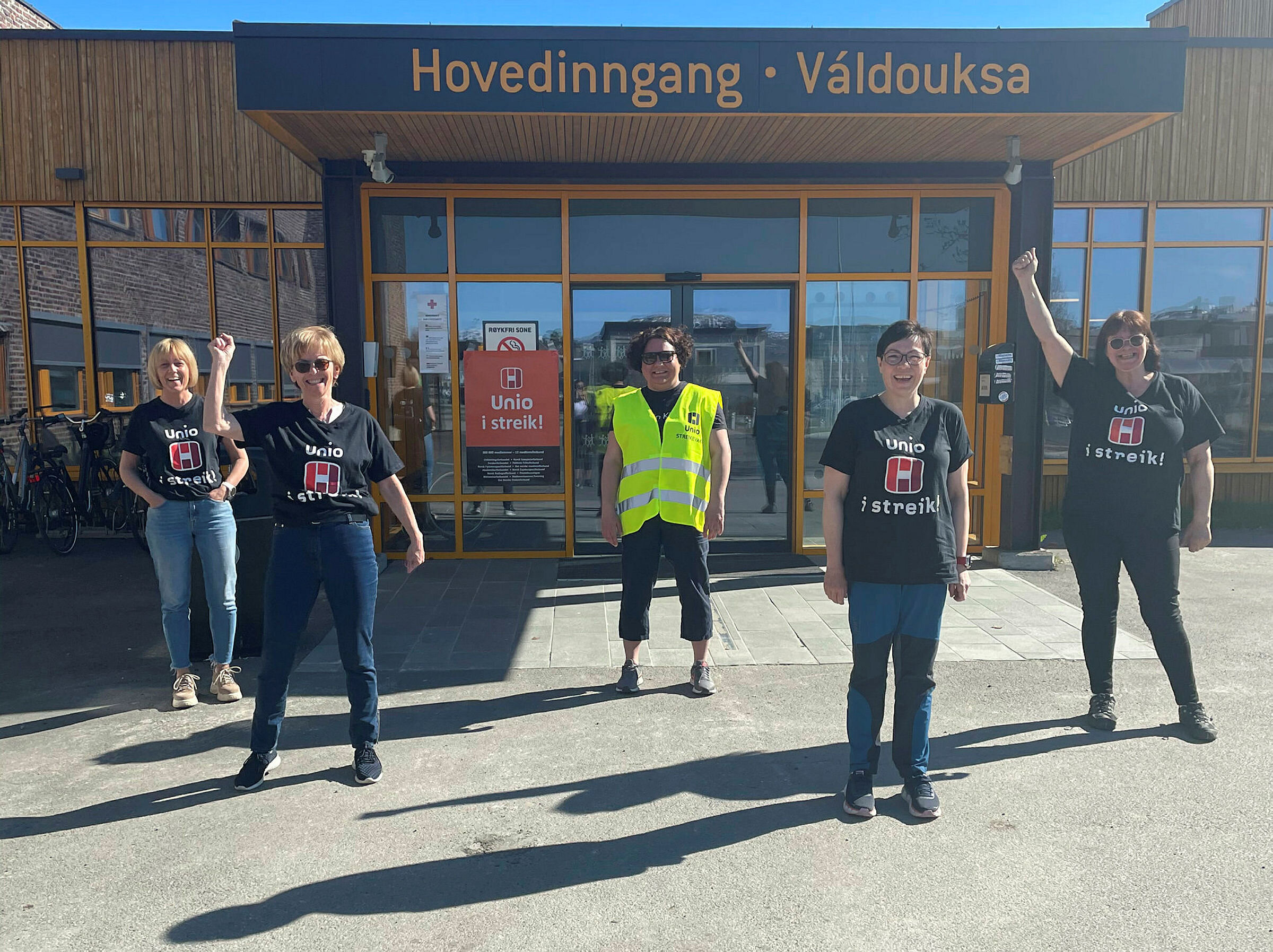 Unio-streik, Alta, fra v.  sykepleiere  Aslaug Murberg, Jorunn Sønvisen Bye, Maria Frisk Ellingsen, Trine Danielsen og lærer Ingeborg Mauseth.
