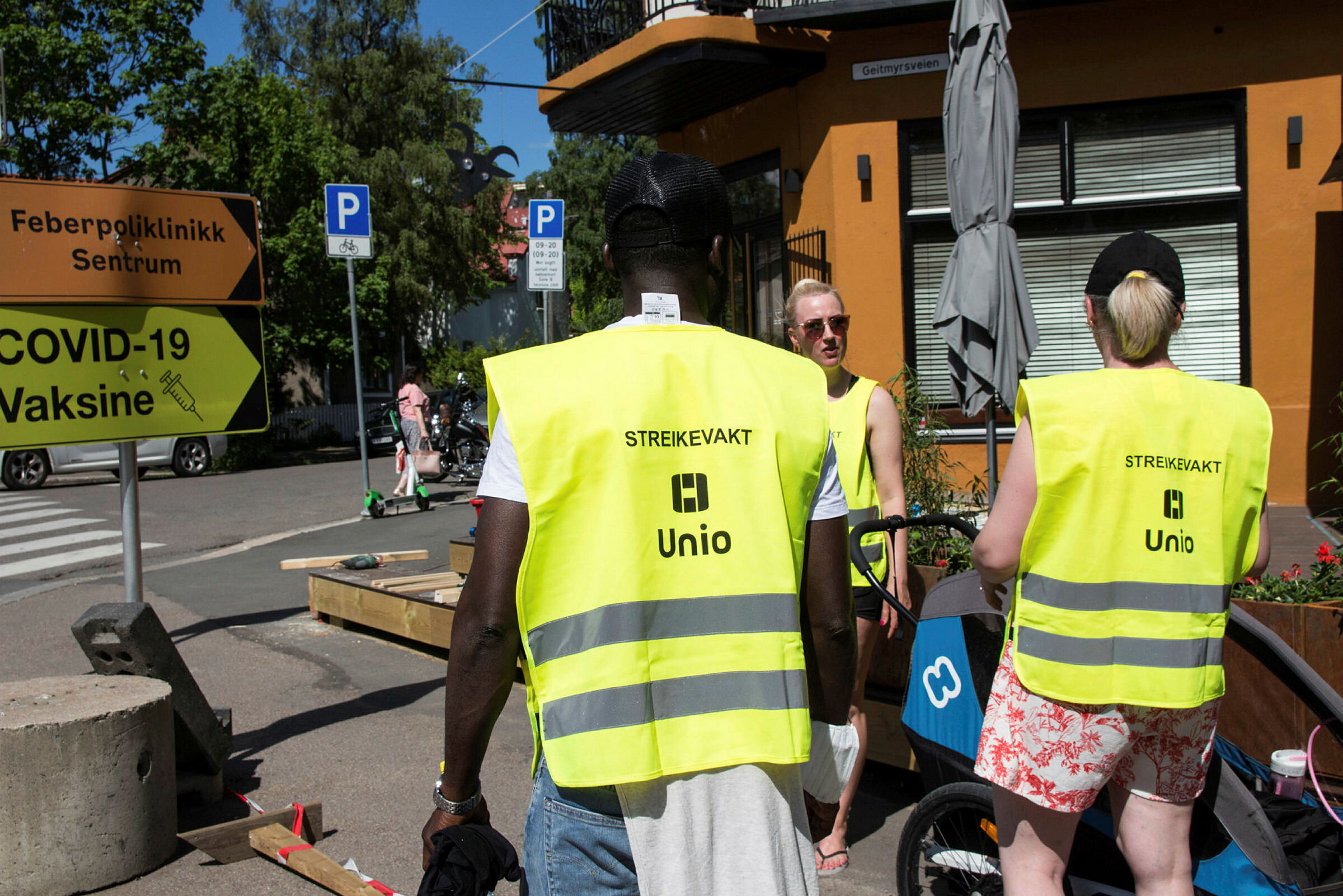 Streikevakter Unio-streik 2021. Ergoterapeut Elin J. Pedersen, fysioterapeut Elena Pardanjac (med caps) og ergoterapeut Ebrima Drammeh i hjemmebaserte tjenester, seksjon Lovisenberg i bydel St.Hanshaugen i Oslo.