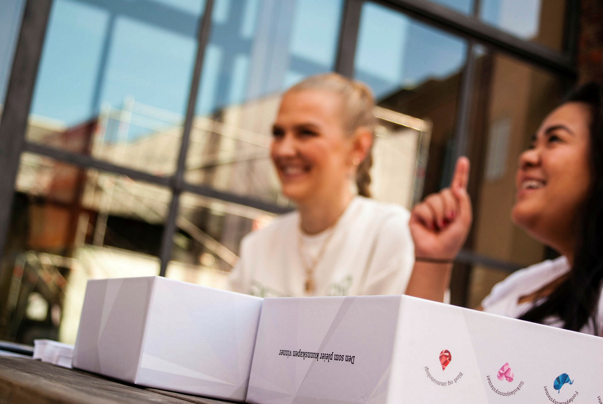 Andreårsstudenter i Sykepleie ved Oslomet, Tiril Urangsæter, Malin Trondsen, Nelly Skjølsvold og Catarina Vu, tester Sykepleierspillet.