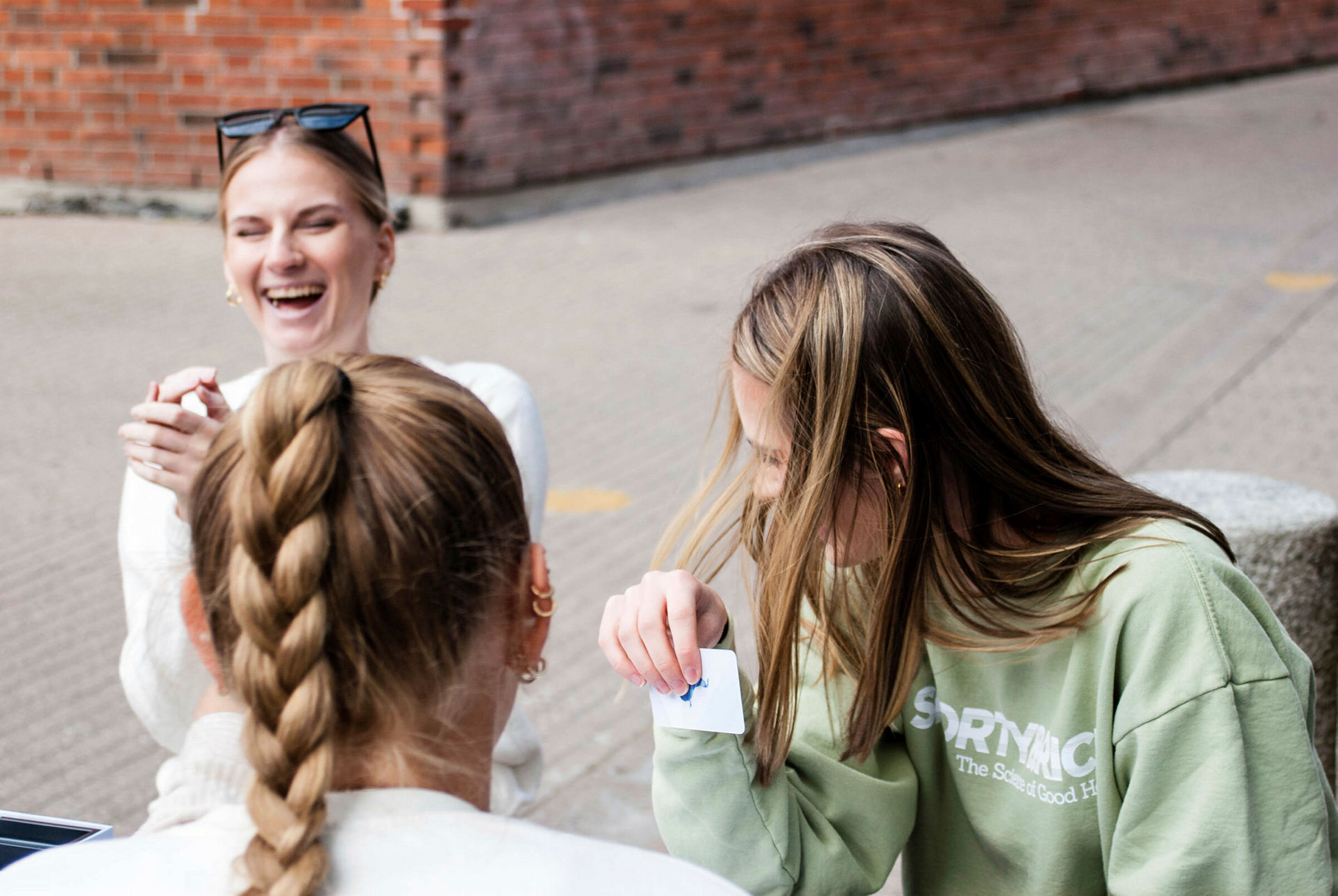 Andreårsstudenter i Sykepleie ved Oslomet, Tiril Urangsæter, Malin Trondsen, Nelly Skjølsvold og Catarina Vu, tester Sykepleierspillet.