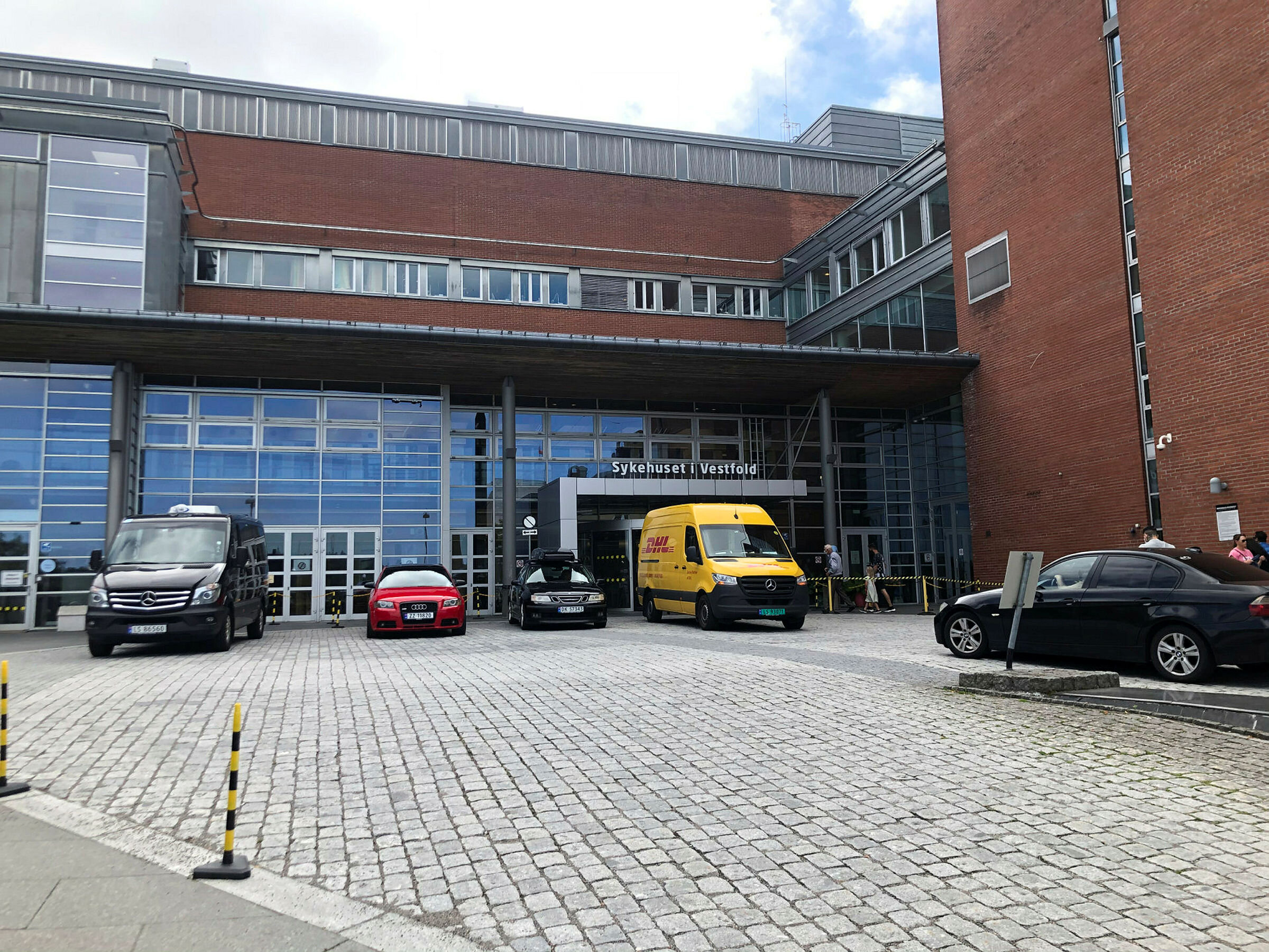 Bildet viser inngangspartiet til Sykehuset Vestfold i Tønsberg.