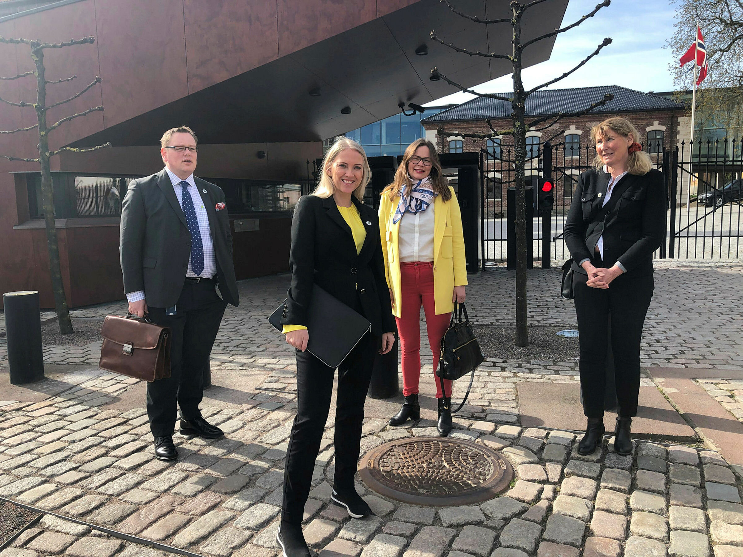 Forbundsleder Lill Sverresdatter Larsen i Norsk Sykepleierforbund, og nestlederne Kai Øivind Brenden og Silje Naustvik, fra 2019, samt fagsjef Kari Bugge (til høyre)