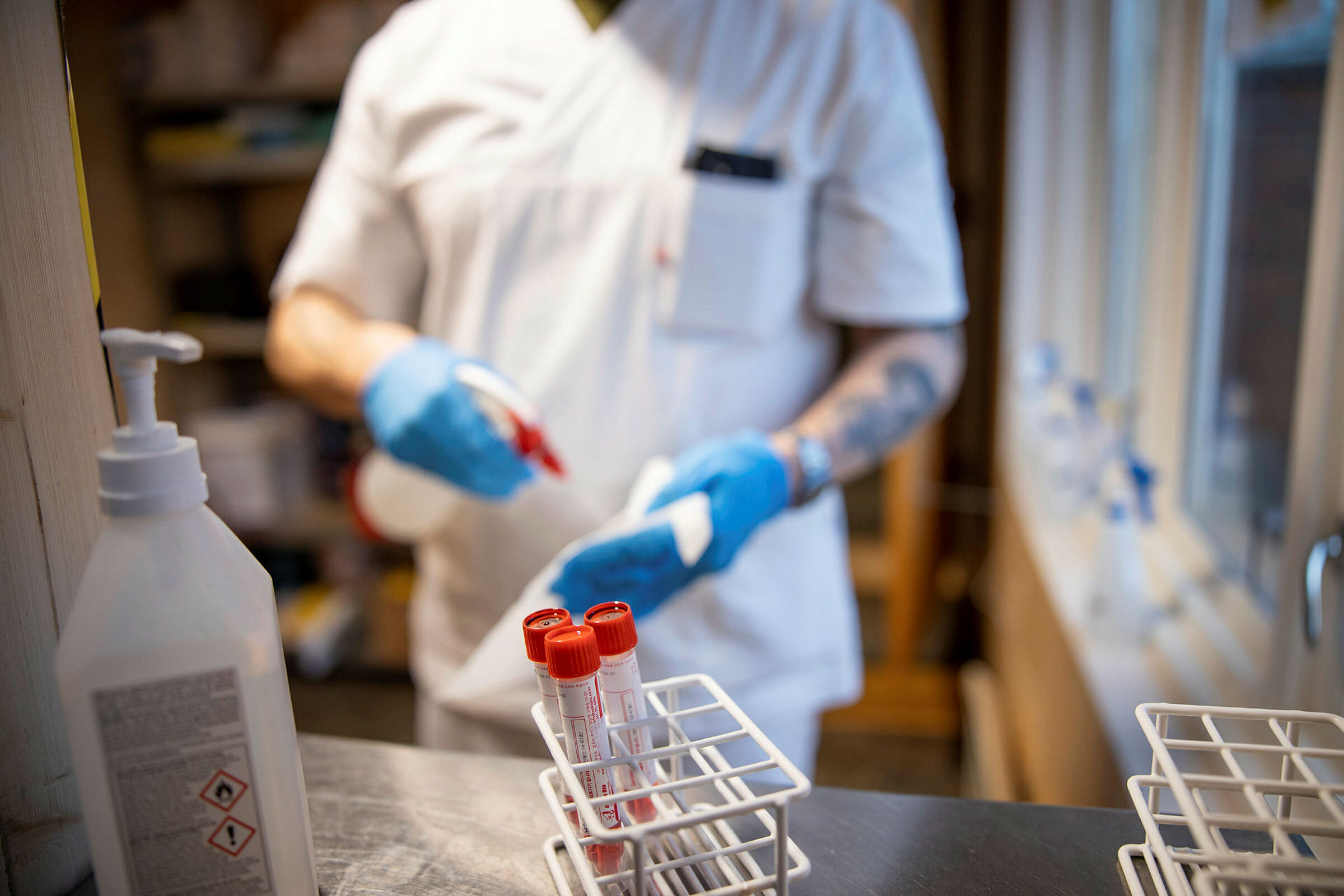 Testsenter Bildet viser prøveglass med koronatester.