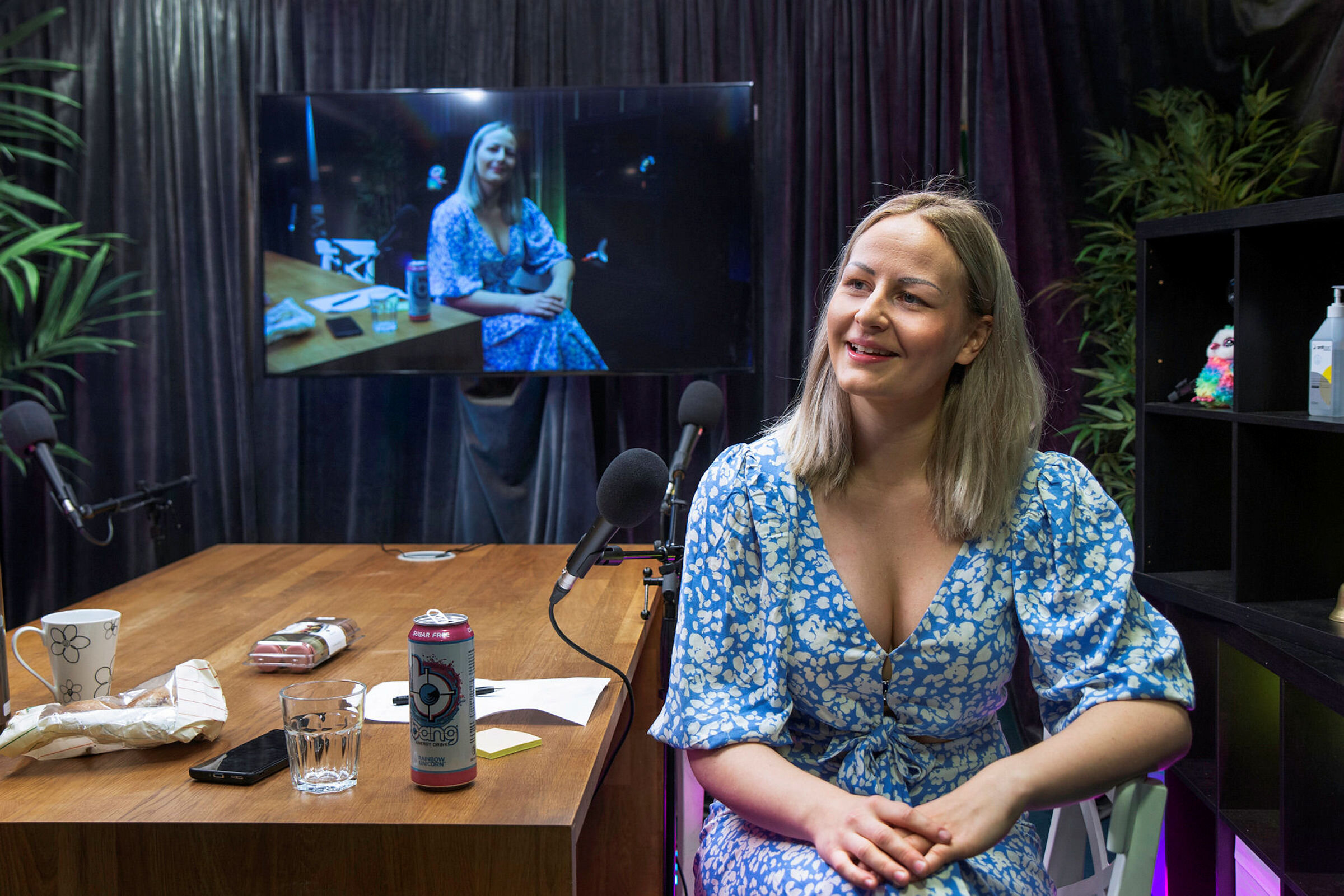 Sykepleier Helene Dahl Karlsen lager podkast. Hjelp, jeg er sykepleier. Gjester er Julie Vedal og Elise Ameli Meling. Philip Østli er samboer og tekniker