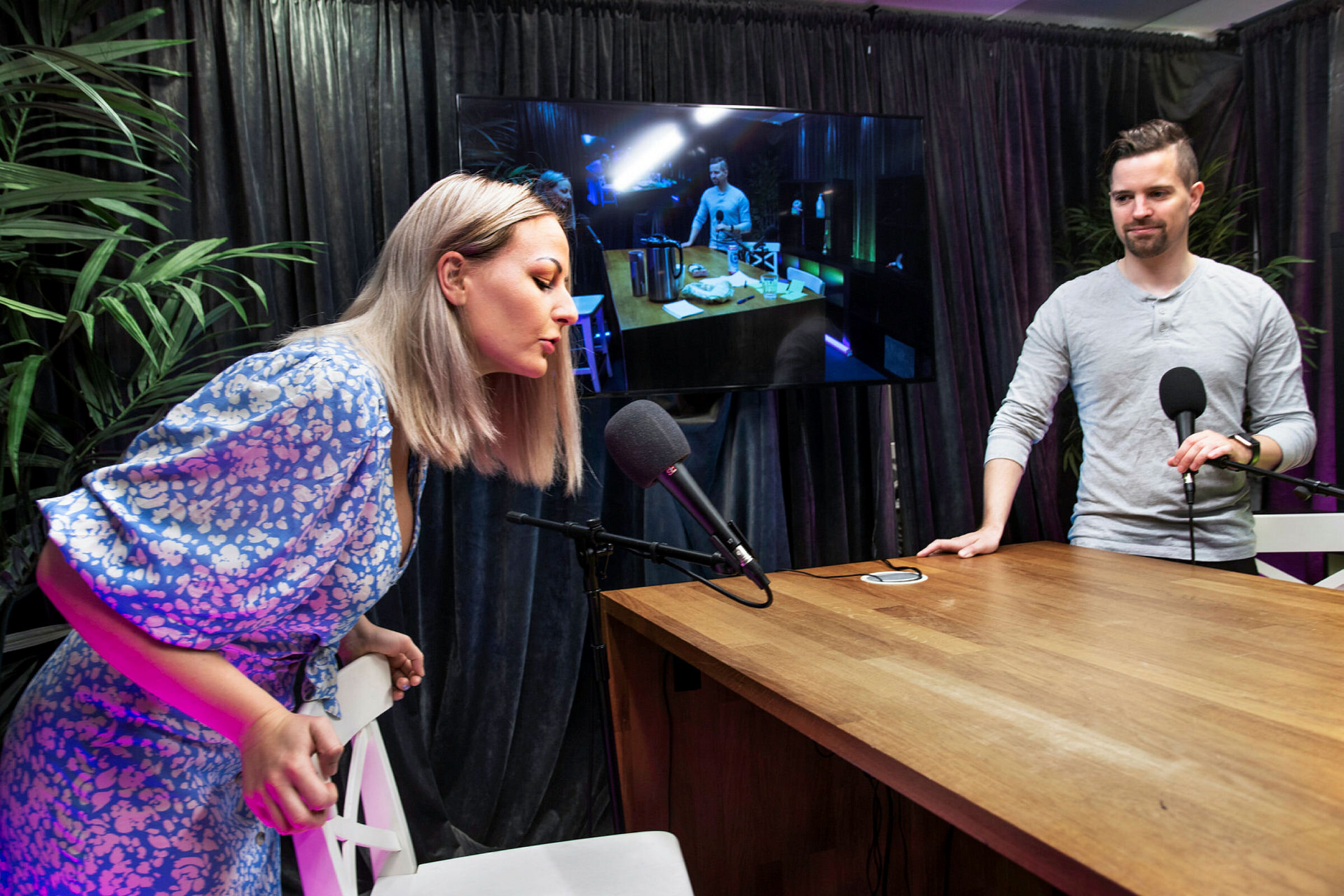 Sykepleier Helene Dahl Karlsen lager podkast. Hjelp, jeg er sykepleier. Philip Østli er samboer og tekniker