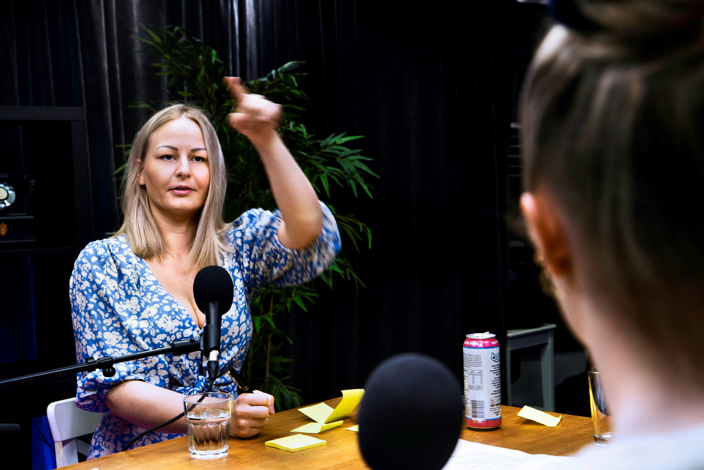 Sykepleier Helene Dahl Karlsen lager podkast. Hjelp, jeg er sykepleier. Gjester er Julie Vedal og Elise Ameli Meling. Philip Østli er samboer og tekniker