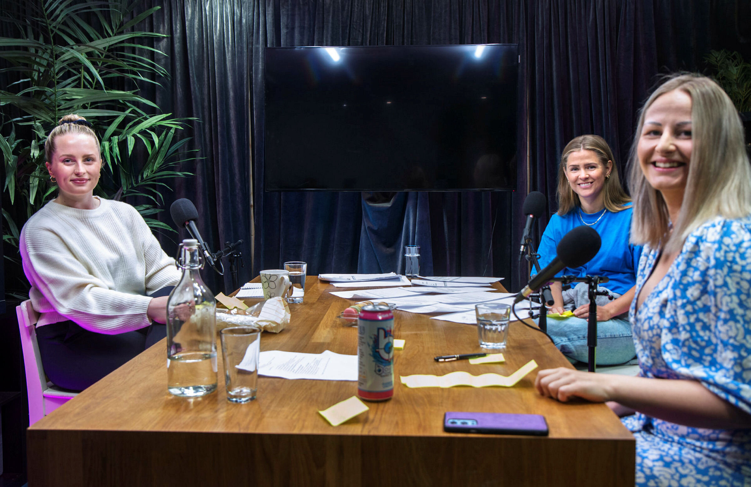 Helene Dahl Karlsen (t.h.), Julie Vedal og Elise Amali lager podkast