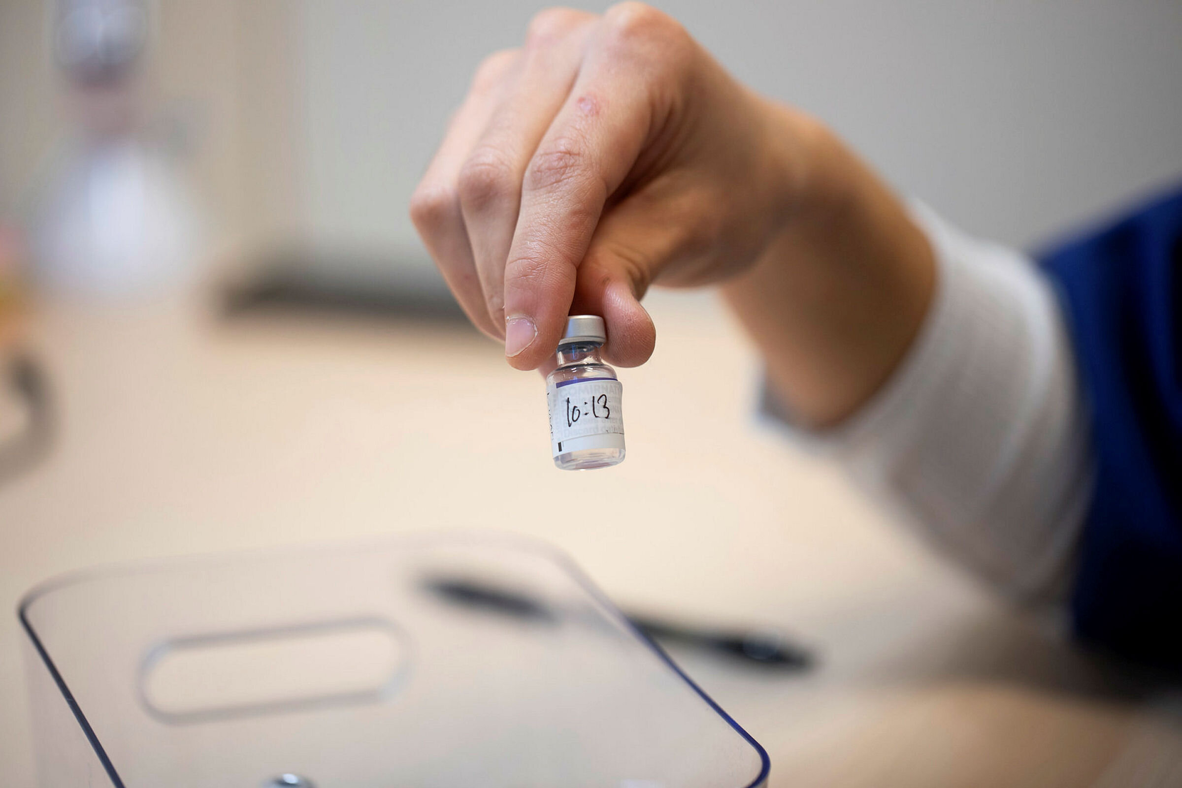 Bildet viser et hetteglass med koronavaksine.