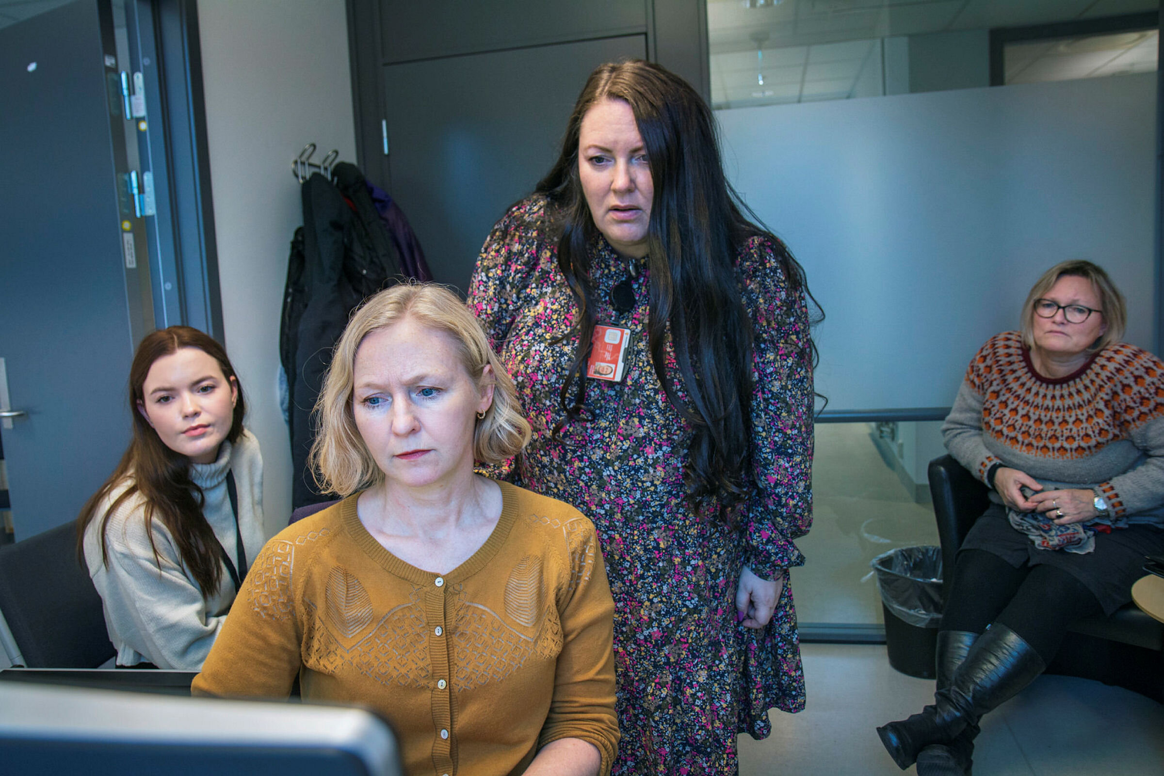 Fra venstre: Alexandra Martinsen (tolk og miljøarbeider), helsesykepleier Wenche Meier, sykepleier Aina Gundersen og sykepleier Rita Standal.