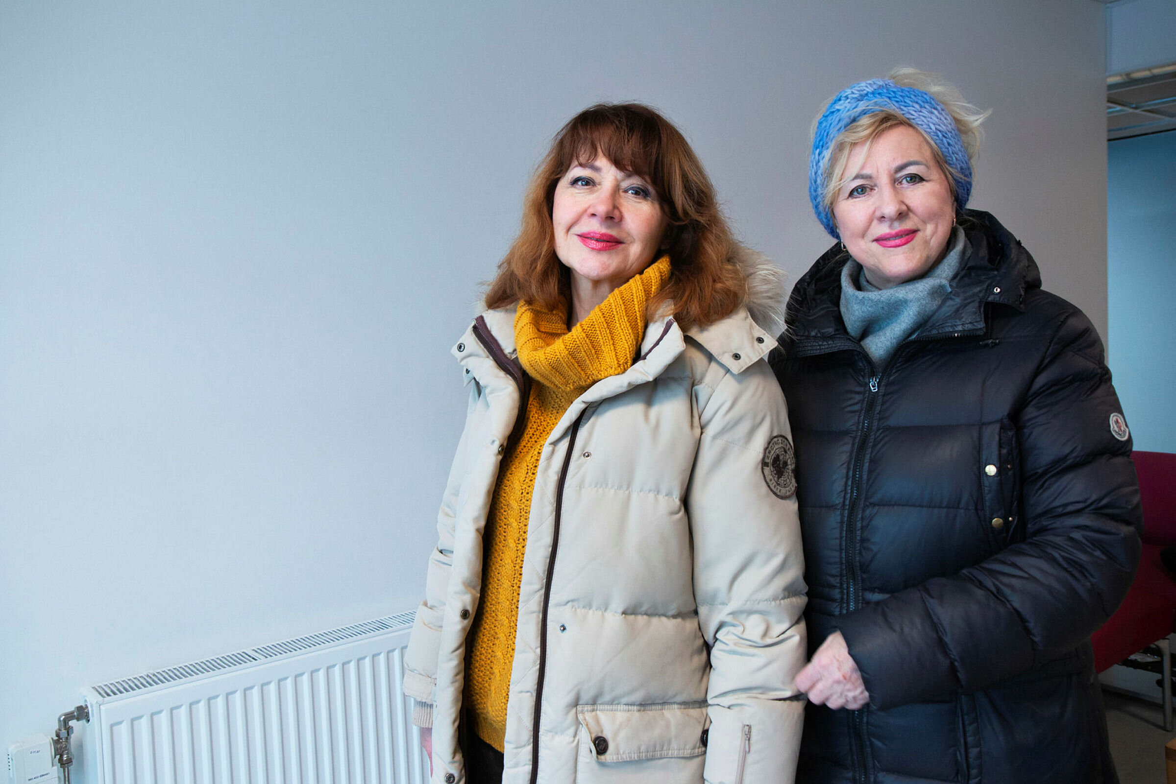Iryna Kuzmenkova (t.v.) og Larysa Onikii. Flyktninger fra Ukraina. Reportasje om migrasjonshelse. Sykepleiere og asylsøkere.